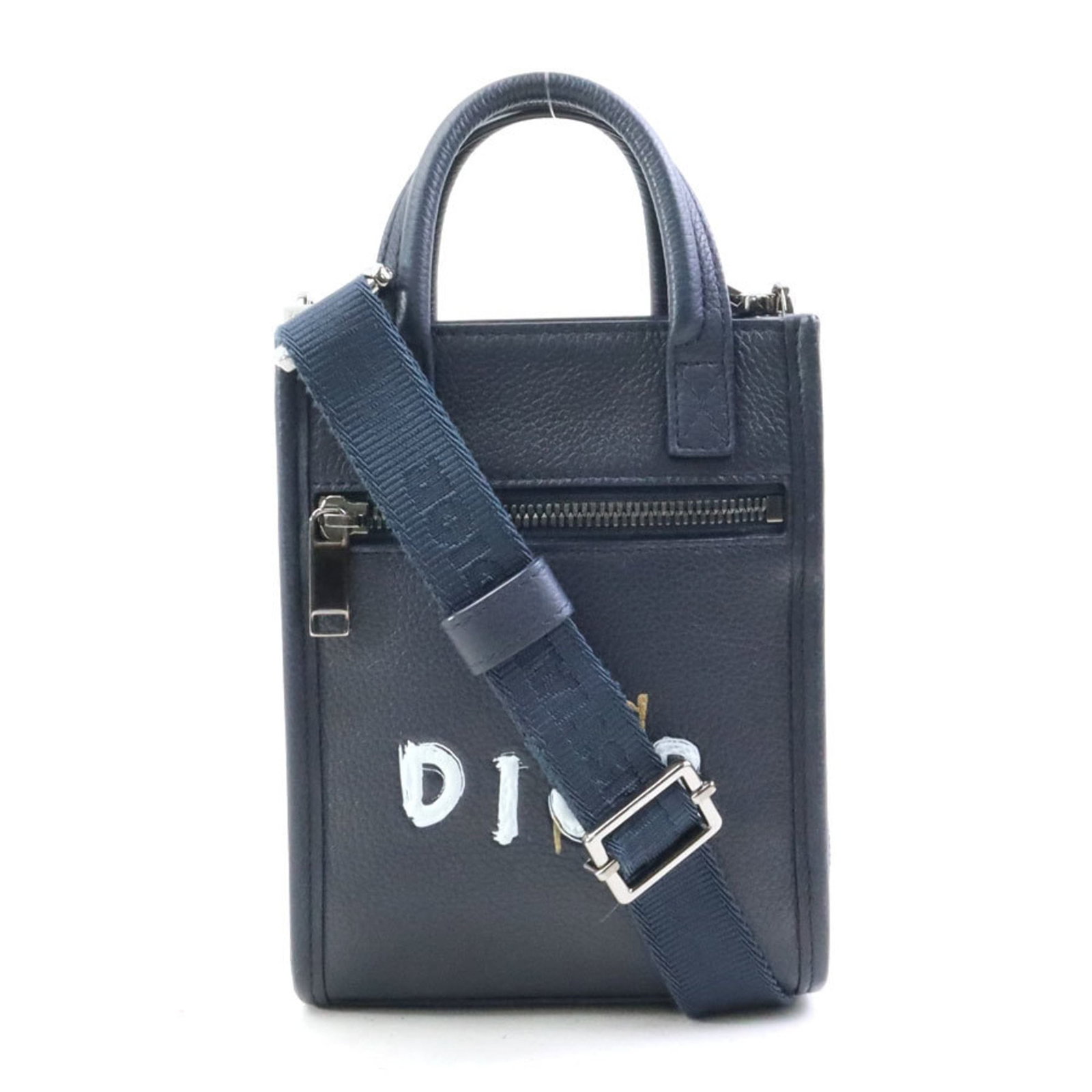 Shoulder Bag Leather Christian Dior: Shoulder Bag Leather Christian Dior Navy leather shoulder bag from Christian Dior, made in Italy with a size of 17cm x 13.5cm x 5cm. This bag features a classic design with a signature from the