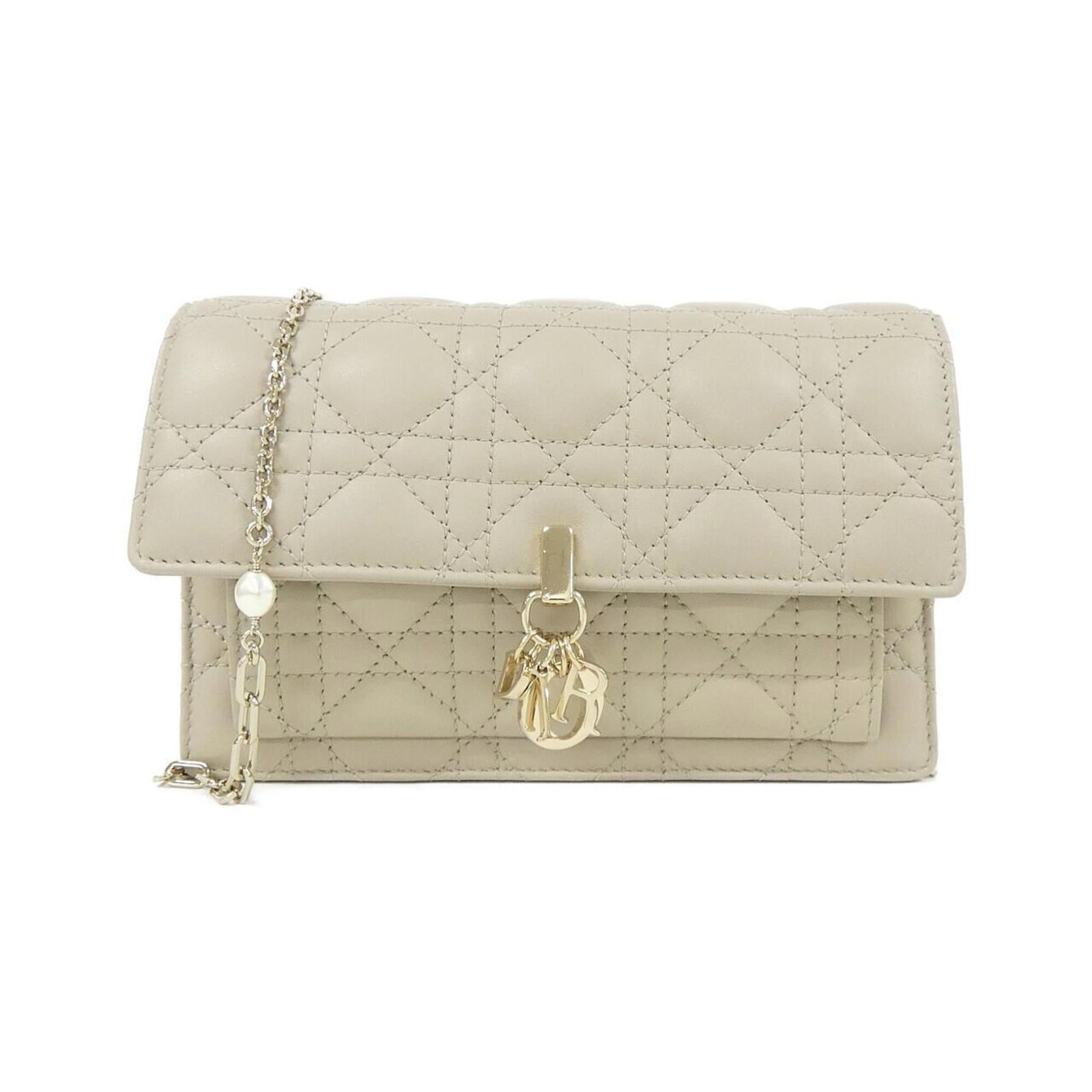 Christian Dior Chain/ Shoulder Wallet Leather: Christian Dior Chain/ Shoulder Wallet Leather Chain/Shoulder wallet from Christian Dior, crafted from luxurious lambskin leather in a classic beige hue. Featuring a sturdy chain strap that can be