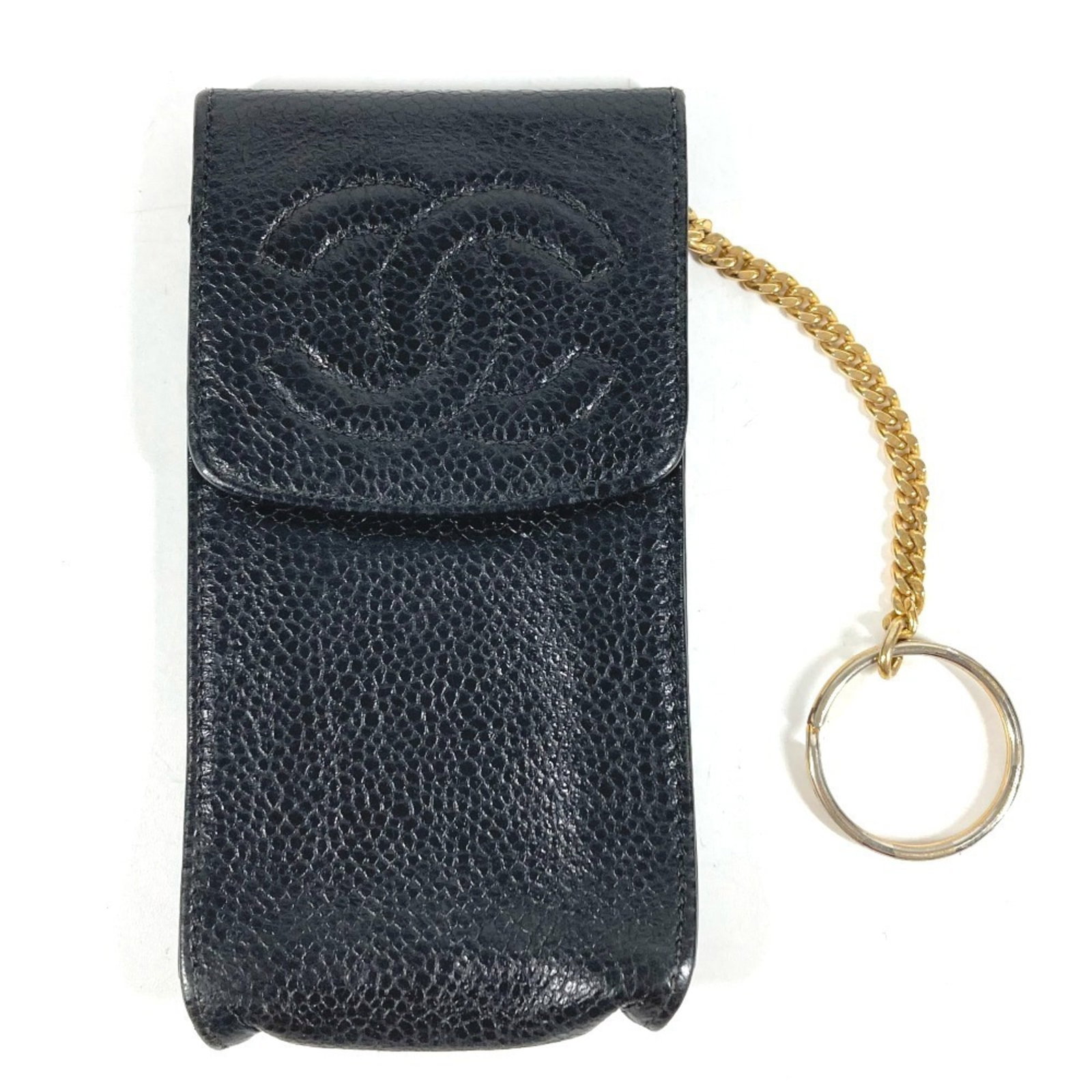 Cigarette Case Calfskin Grained Chanel: Cigarette Case Calfskin Grained Chanel Calfskin-grained Chanel cigarette case in black, measuring 12.5cm x 6.5cm. This Italian-made accessory features a classic design with a smooth, high-quality