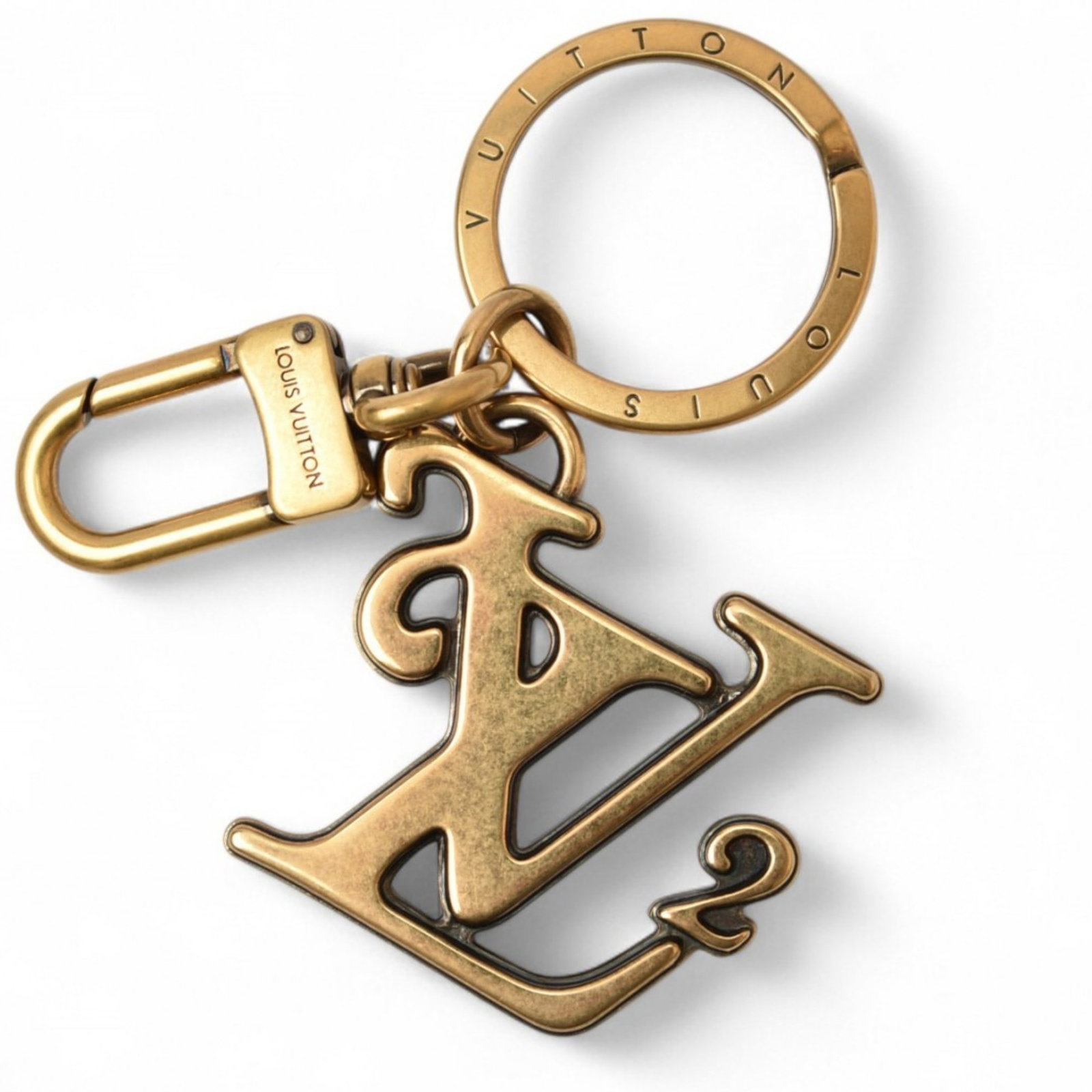 Louis Vuitton Keyring Gold Plating: Louis Vuitton Keyring Gold Plating Gold plating adds a touch of luxury to this Louis Vuitton keyring, which is presented in a sturdy box and dust bag for protection. The keyring itself measures 11.5cm