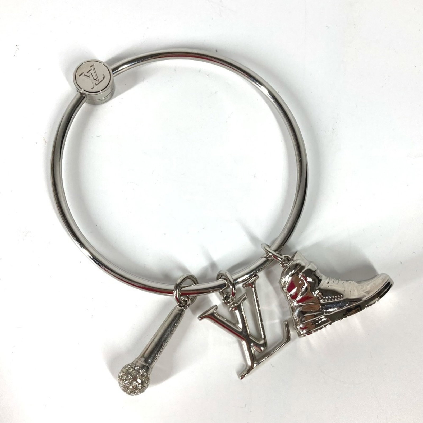 Metal Rhinestone Keyring Louis Vuitton: Metal Rhinestone Keyring Louis Vuitton Silver Metal Rhinestone Keyring with Louis Vuitton Branding, accompanied by a box and dust bag. This keyring features a distinctive metal and rhinestone design, 