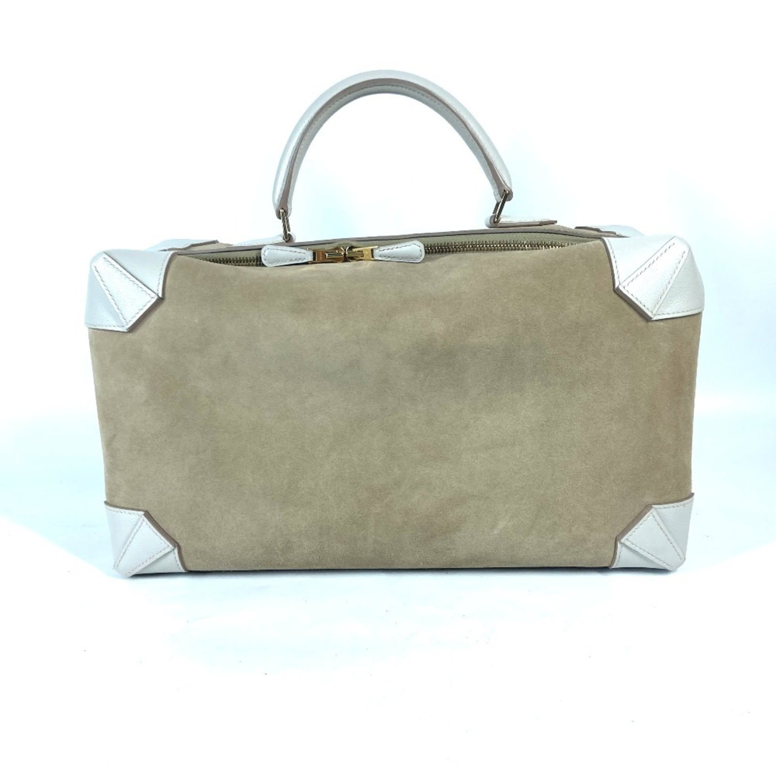 Hermes Boston Bag Handbag Chevre Leather: Hermes Boston Bag Handbag Chevre Leather Chevre leather provides a unique texture to this Boston bag, while the beige color gives it a timeless elegance. Measuring 20.5cm x 35.5cm x 15cm, this