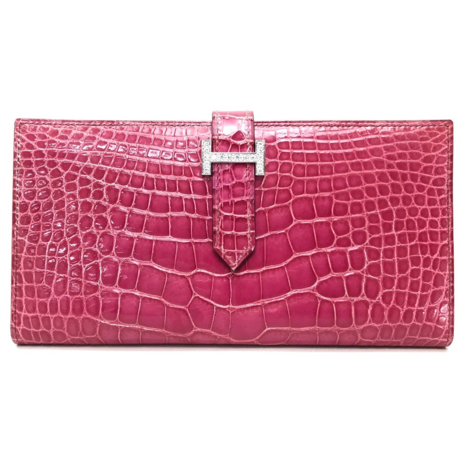 Leather wallet bi fold Hermes: Leather wallet bi fold Hermes Fuchsia-colored long wallet with a bi-fold design made from high-quality leather, measuring 9cm x 17.5cm x 1.5cm. Comes with a protective box, providing a convenient way