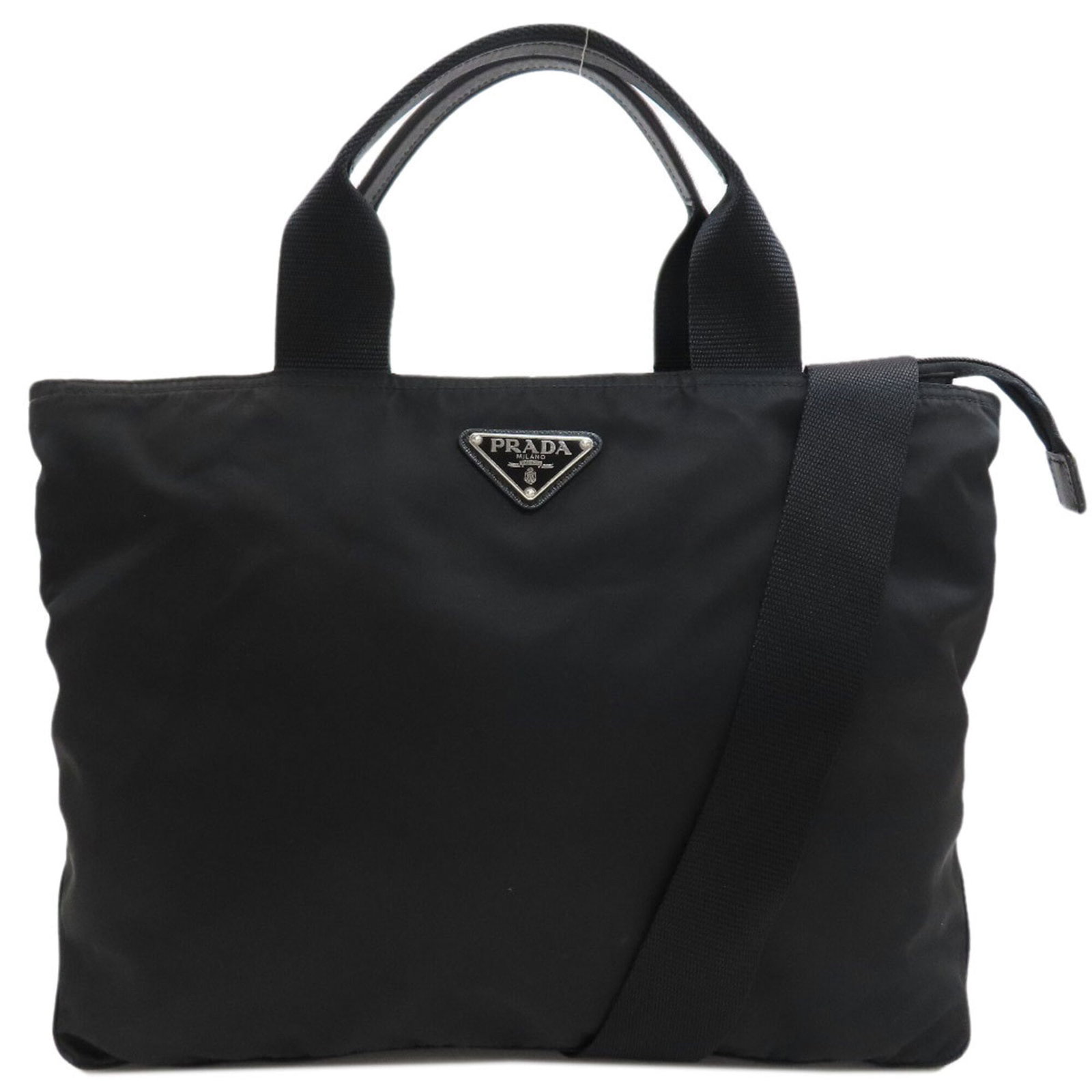 Tote Bag Nylon Prada: Tote Bag Nylon Prada Black Prada tote bag made from nylon, featuring a zipper closure and adjustable strap lengths. Measuring 26cm x 37cm x 12cm, this bag has a handle length of 33cm and can be worn i