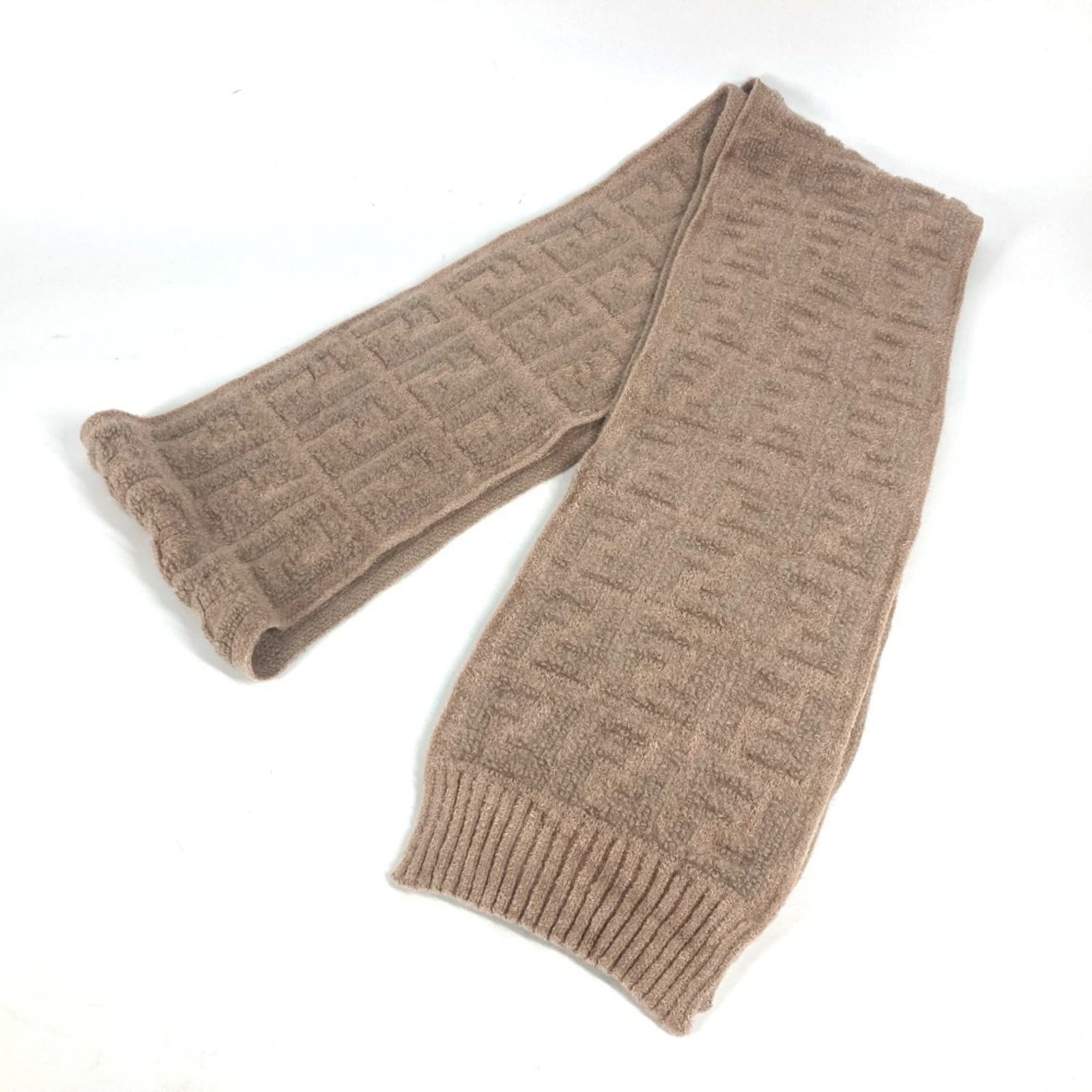 Stole Nylon Rayon Fendi: Stole Nylon Rayon Fendi Stole Nylon Rayon Fendi is a unique piece measuring 2.2m x 20cm, combining nylon and rayon materials. Its distinctive beige color and striking dimensions make it a notable