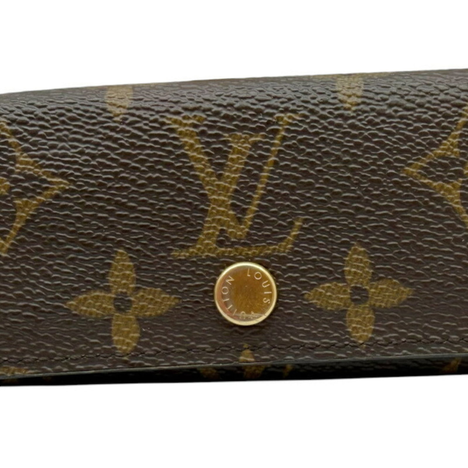 Keycase Monogram Louis Vuitton: Keycase Monogram Louis Vuitton Brown Monogram Louis Vuitton Keycase, 5.5cm x 10.5cm x 1cm, featuring the iconic Louis Vuitton monogram pattern. This compact keycase is made from high-quality material