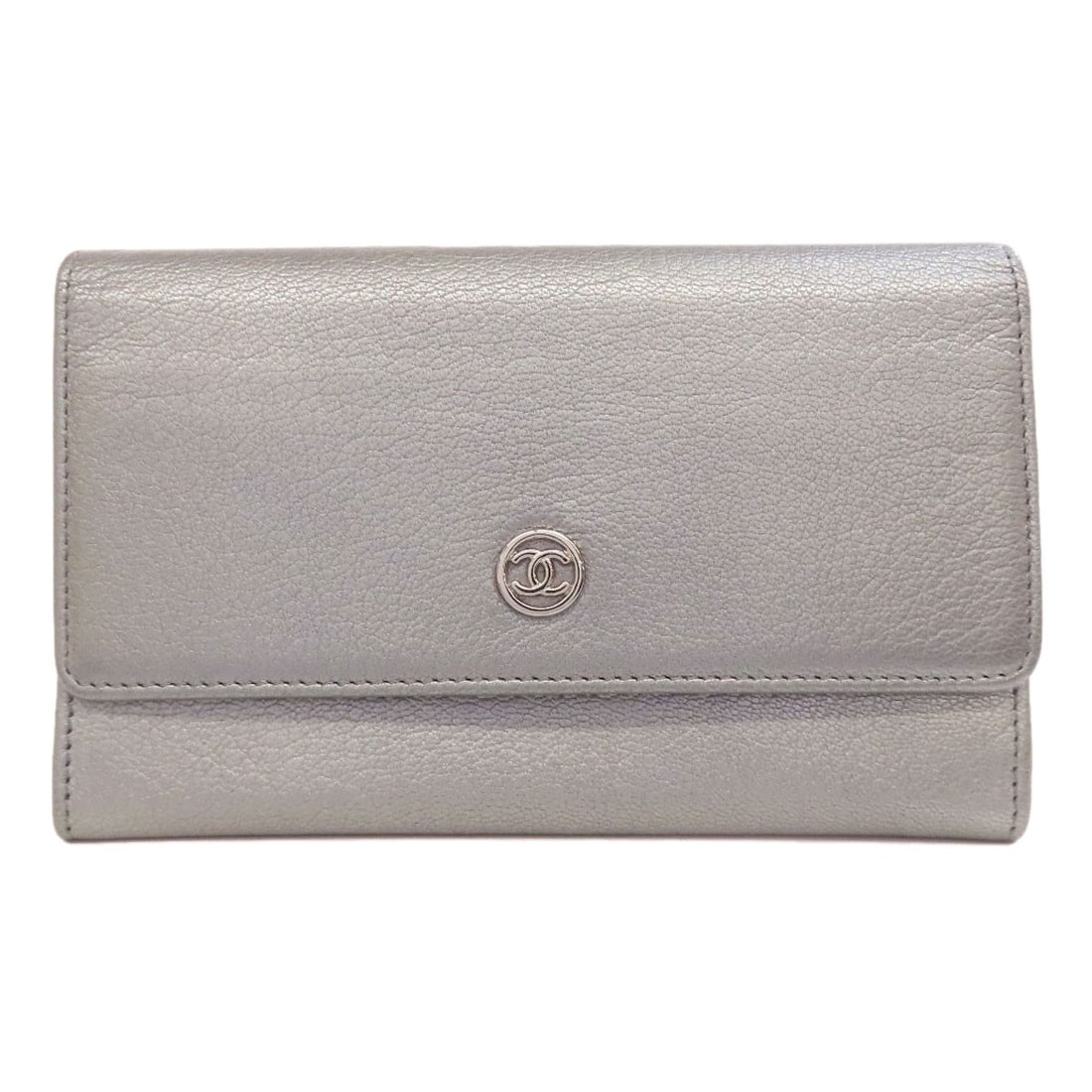 Coco Chanel Calf Mark Long Silverhardware Wallet with Coin Pocket: Coco Chanel Calf Mark Long Silverhardware Wallet with Coin Pocket This sleek Coco Chanel calf mark long silver hardware wallet boasts a striking silver exterior and features a convenient coin pocket,