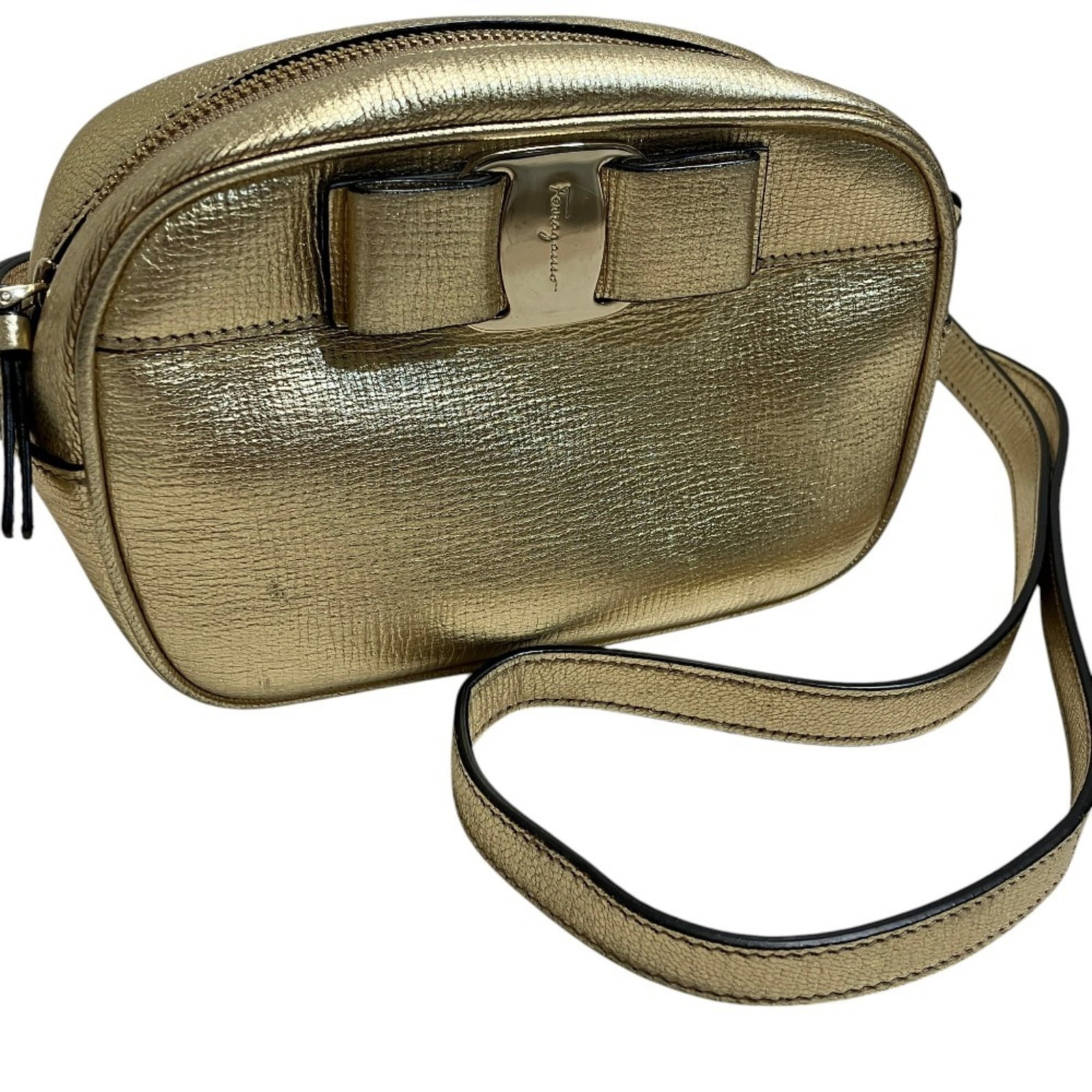 Ferragamo Shoulder Bag Salvatore: Ferragamo Shoulder Bag Salvatore Gold Salvatore Ferragamo shoulder bag with dimensions 11cm x 19cm x 6cm. The bag features a classic design with a gold finish, making it a stylish accessory for any oc