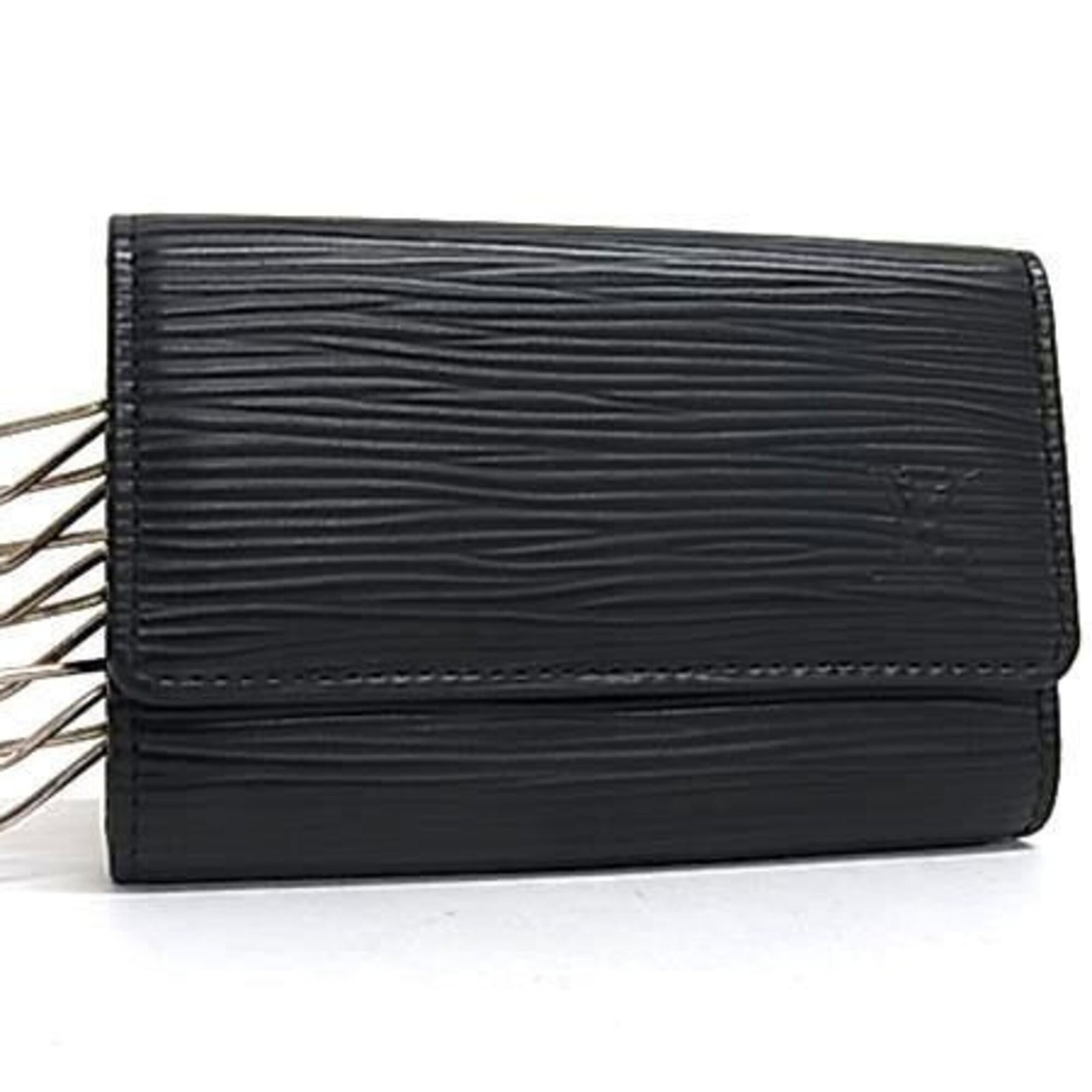 Keycase Leather Epi Louis Vuitton: Keycase Leather Epi Louis Vuitton Epi leather construction provides a durable and luxurious finish to this black Louis Vuitton keycase, featuring the iconic M63812 monogram pattern. Measuring 6.8cm x 