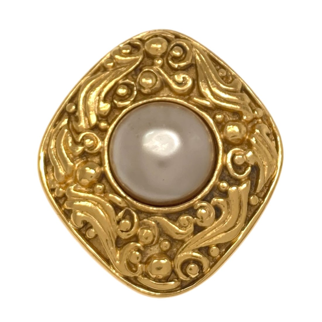 Metal Chanel Pearl Fake Brooch: Metal Chanel Pearl Fake Brooch Metal Chanel Pearl Fake Brooch is a gold metal brooch with a gold exterior, bearing the CHANEL style. This brooch features metal material and a gold exterior color.