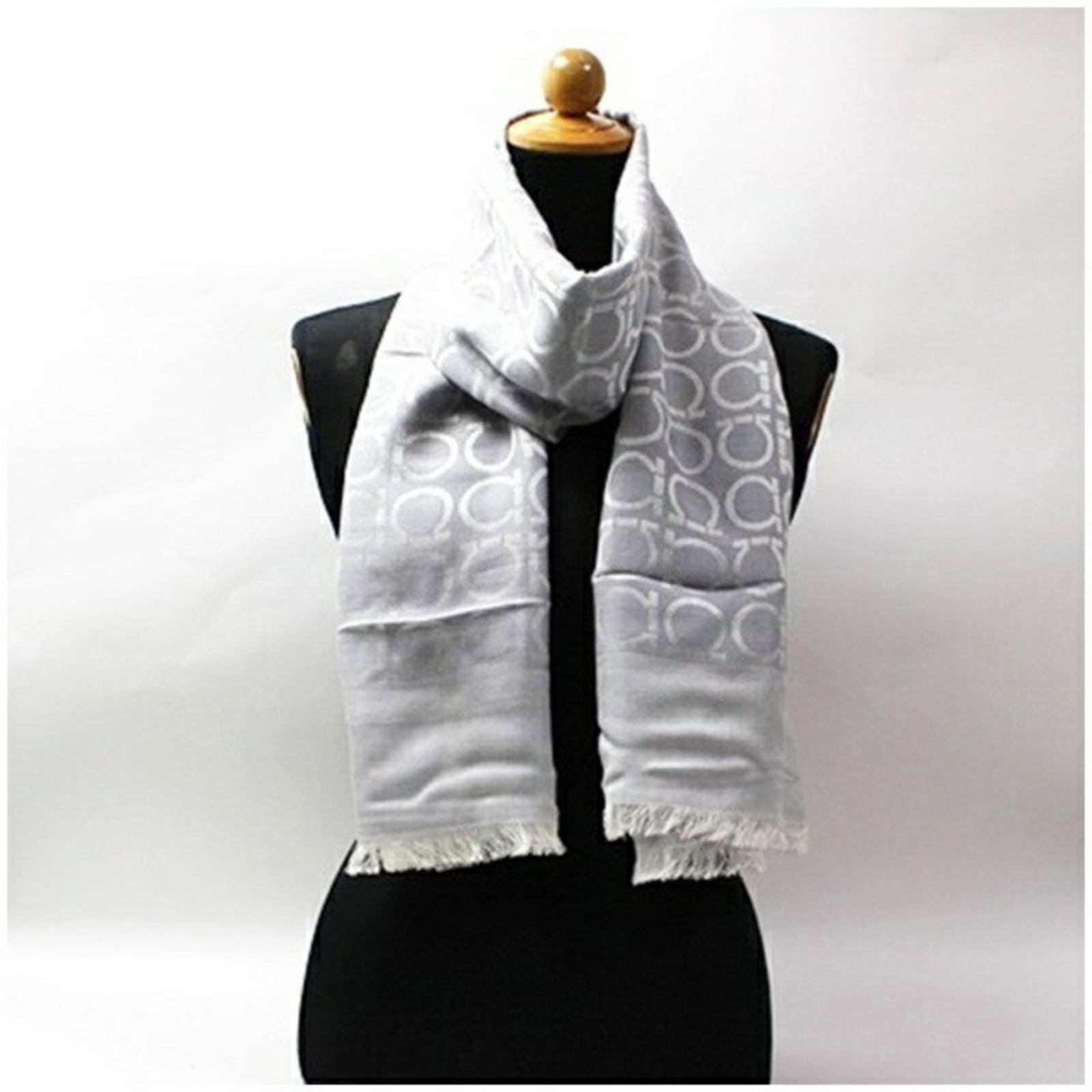 Silk Wool Stole Ferragamo Salvatore: Silk Wool Stole Ferragamo Salvatore Silk and wool blend creates a luxurious feel in this stunning Ferragamo stole, available in a light gray hue. Measuring 1.62m x 49cm, it offers a stylish and