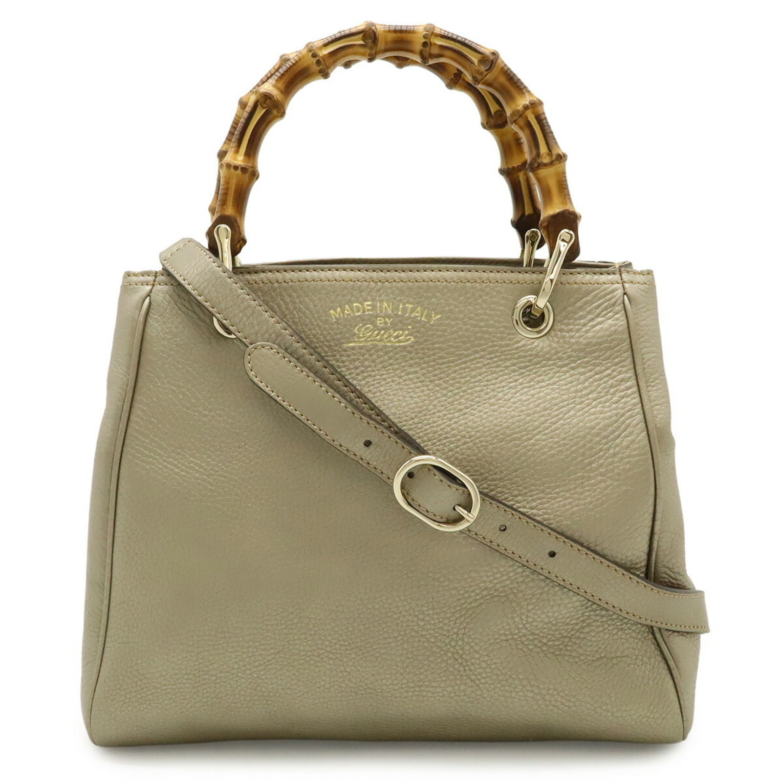 Bamboo Leather Shoulder Handbag Gucci: Bamboo Leather Shoulder Handbag Gucci Bamboo leather and champagne gold hardware come together in this unique Gucci shoulder handbag, measuring 23cm x 28cm x 11.5cm and weighing 880g. The bag's