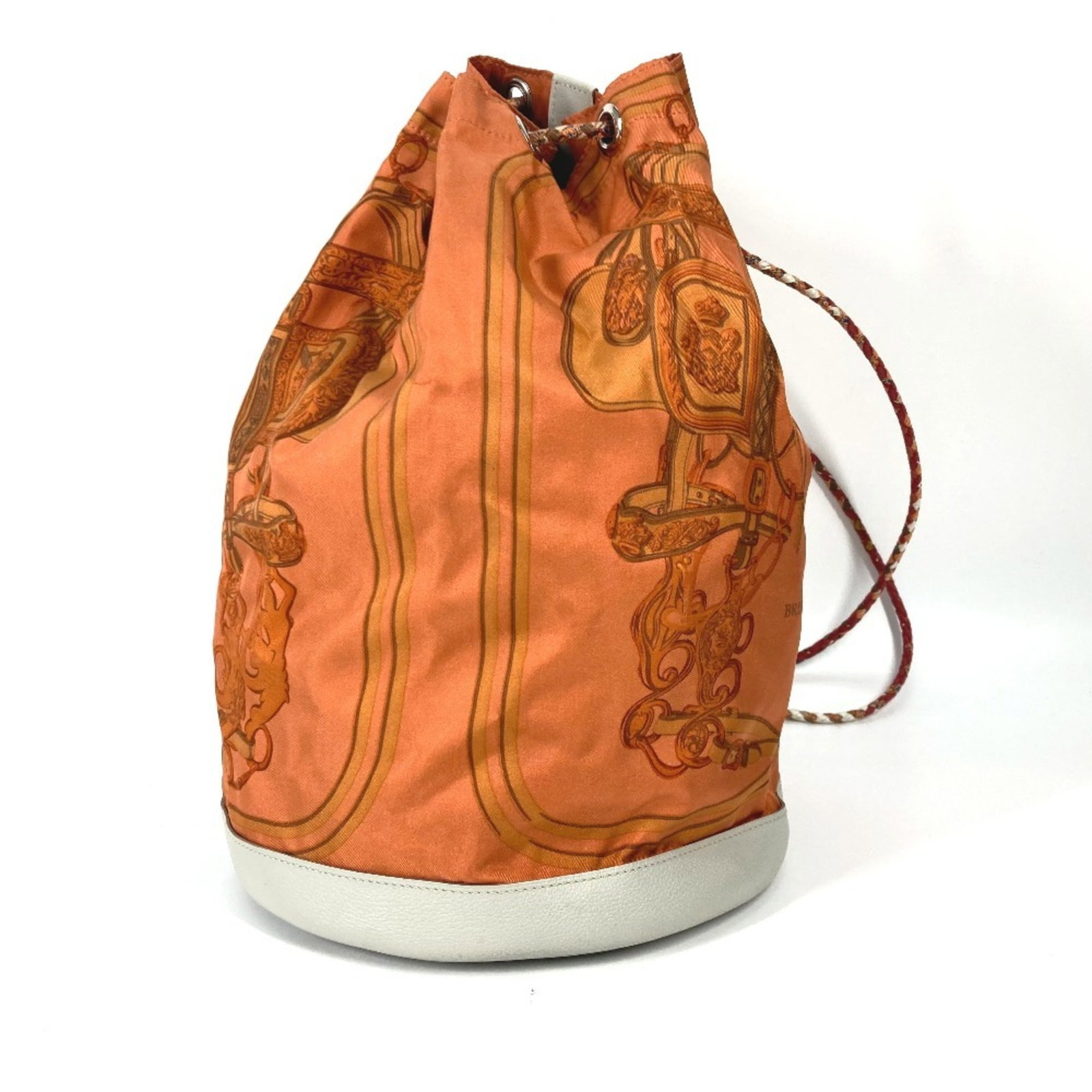 Hermes Silk Leather Shoulder Bag: Hermes Silk Leather Shoulder Bag Silk and leather come together in this vibrant orange and white shoulder bag, crafted with attention to detail. Measuring 33.5cm x 21.5cm x 21.5cm, it features a