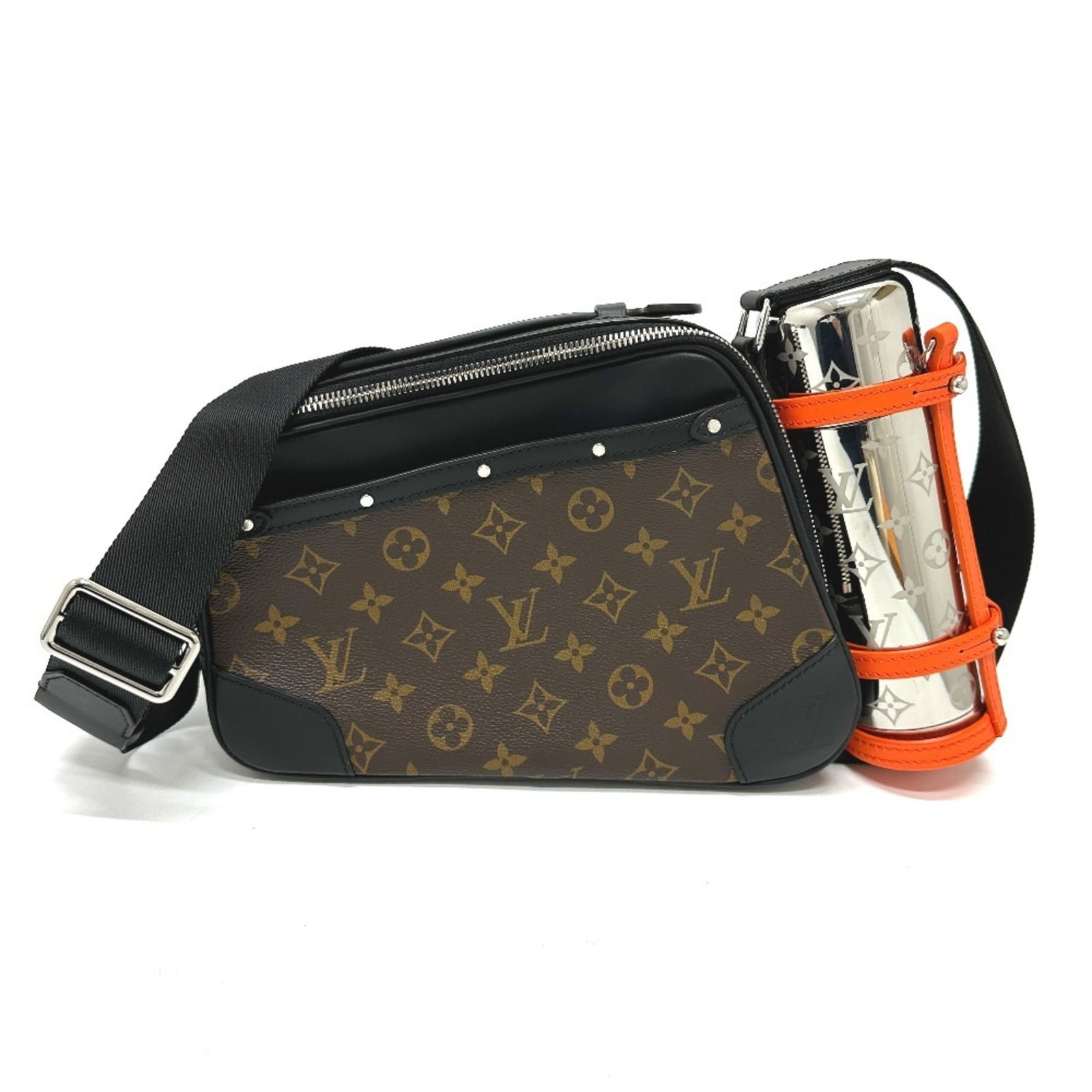 Shoulder Bag Leather Louis Vuitton: Shoulder Bag Leather Louis Vuitton This luxurious Louis Vuitton shoulder bag features a rich brown leather exterior, open pocket, and signature M46462 model. Measuring 20cm x 27cm x 7cm, it boasts a s