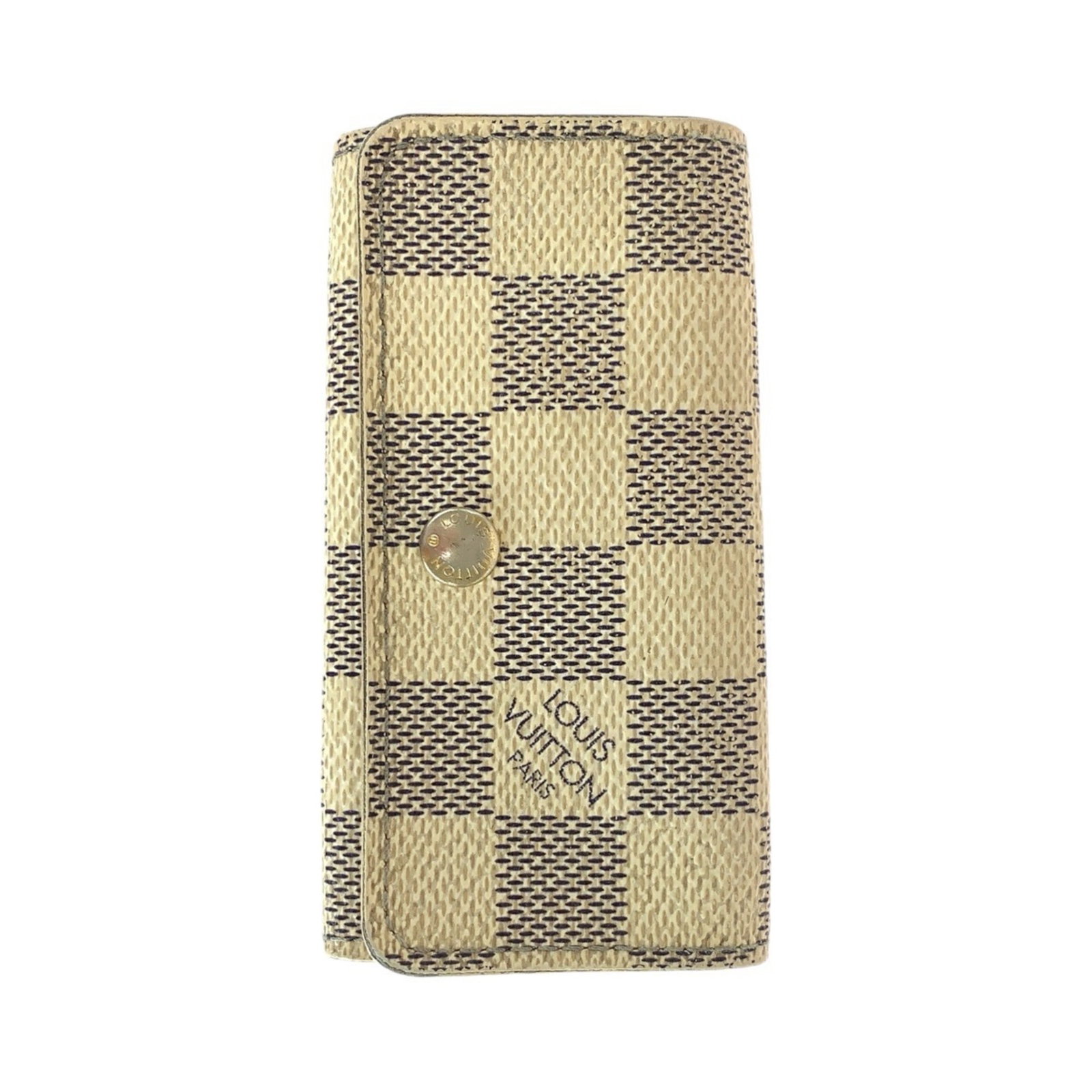 Keycase by Vuitton Louis: Keycase by Vuitton Louis Gray, White Louis Vuitton Keycase. Made from PVC, this compact keycase measures 10.5cm x 6cm x 1.5cm and features a distinctive design. A simple, elegant accessory for