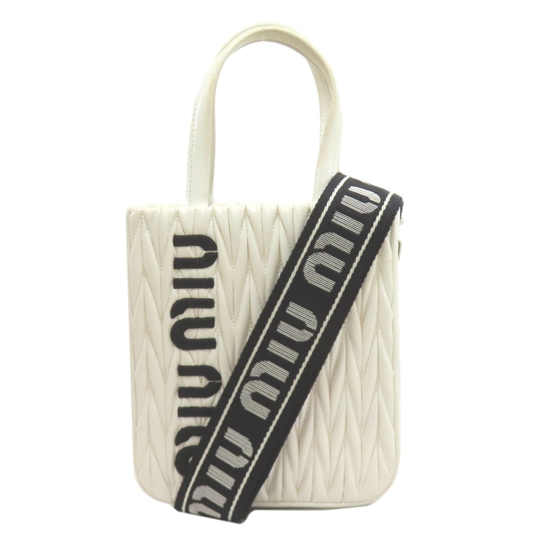 Calf Handbag 2Way Materasse: Calf Handbag 2Way Materasse White calf handbag with a 2-way matresse design, showcasing a sleek and modern aesthetic. This stylish accessory features a white exterior made from high-quality calf