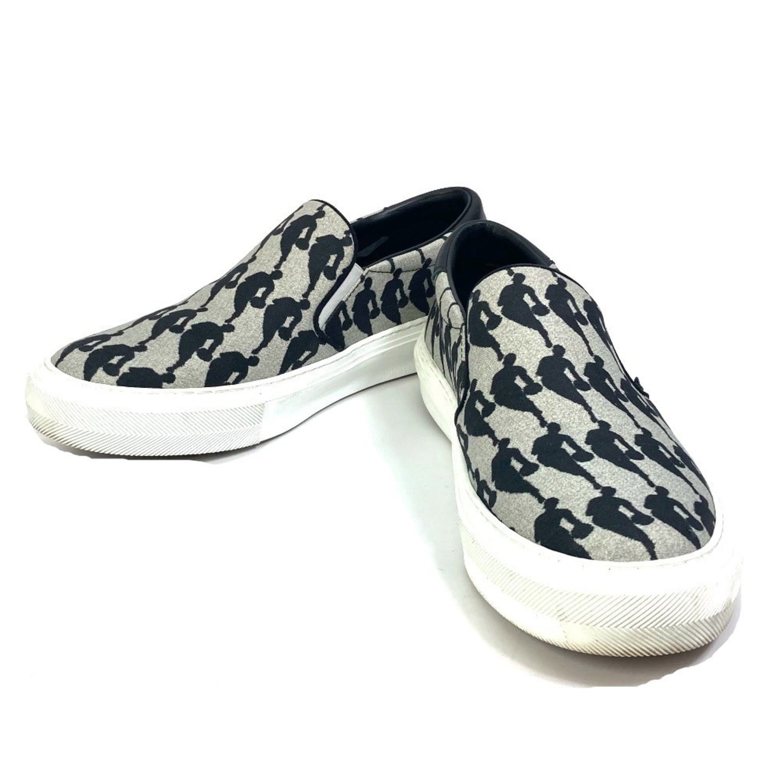 Sneakers Louis Vuitton: Sneakers Louis Vuitton Black and Gray Louis Vuitton Sneakers with Canvas Upper. Slip-on design with no padding. Item Specifics: Brand: Louis Vuitton MPN: LD1200 Type: Sneakers Gender: Men Color: