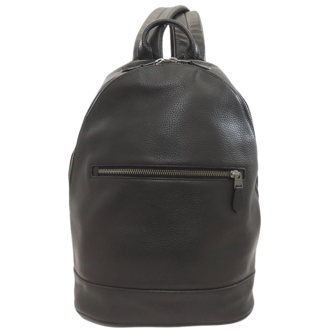 Logo Coach F72510 Daypack Leather Backpack: Logo Coach F72510 Daypack Leather Backpack Leather exterior and classic design make this black COACH F72510 Daypack a timeless choice. With its simple yet stylish aesthetic, this backpack is perfect