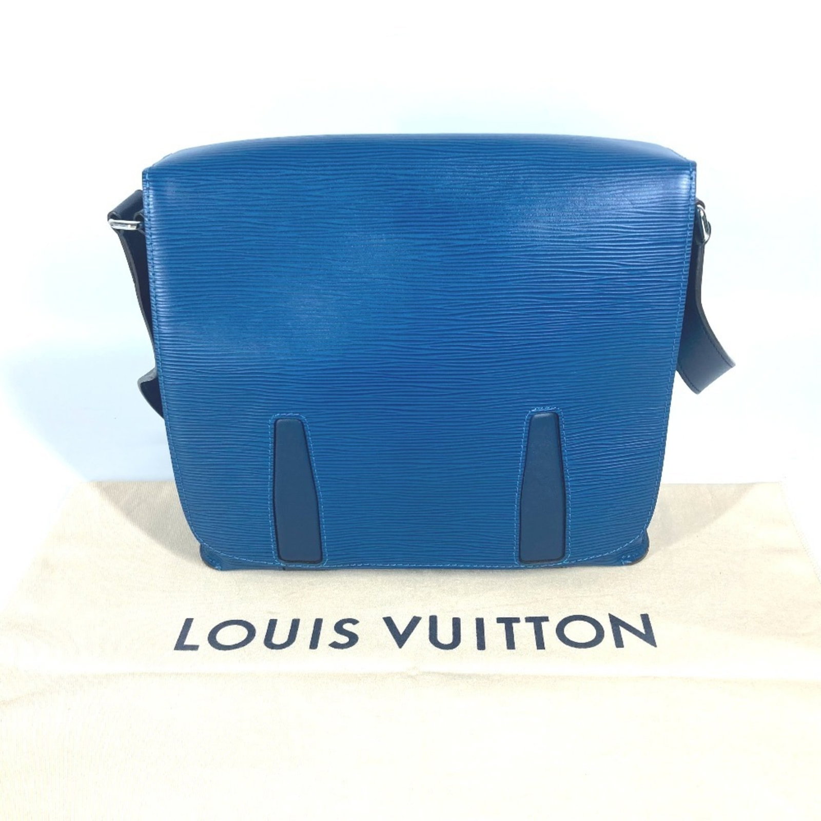 Leather Epi Bag Vuitton Louis: Leather Epi Bag Vuitton Louis The Louis Vuitton Epi bag is a stylish shoulder bag made from high-quality Epi leather, available in a beautiful blue color. Measuring 22cm x 26.5cm x 8cm, it comes with