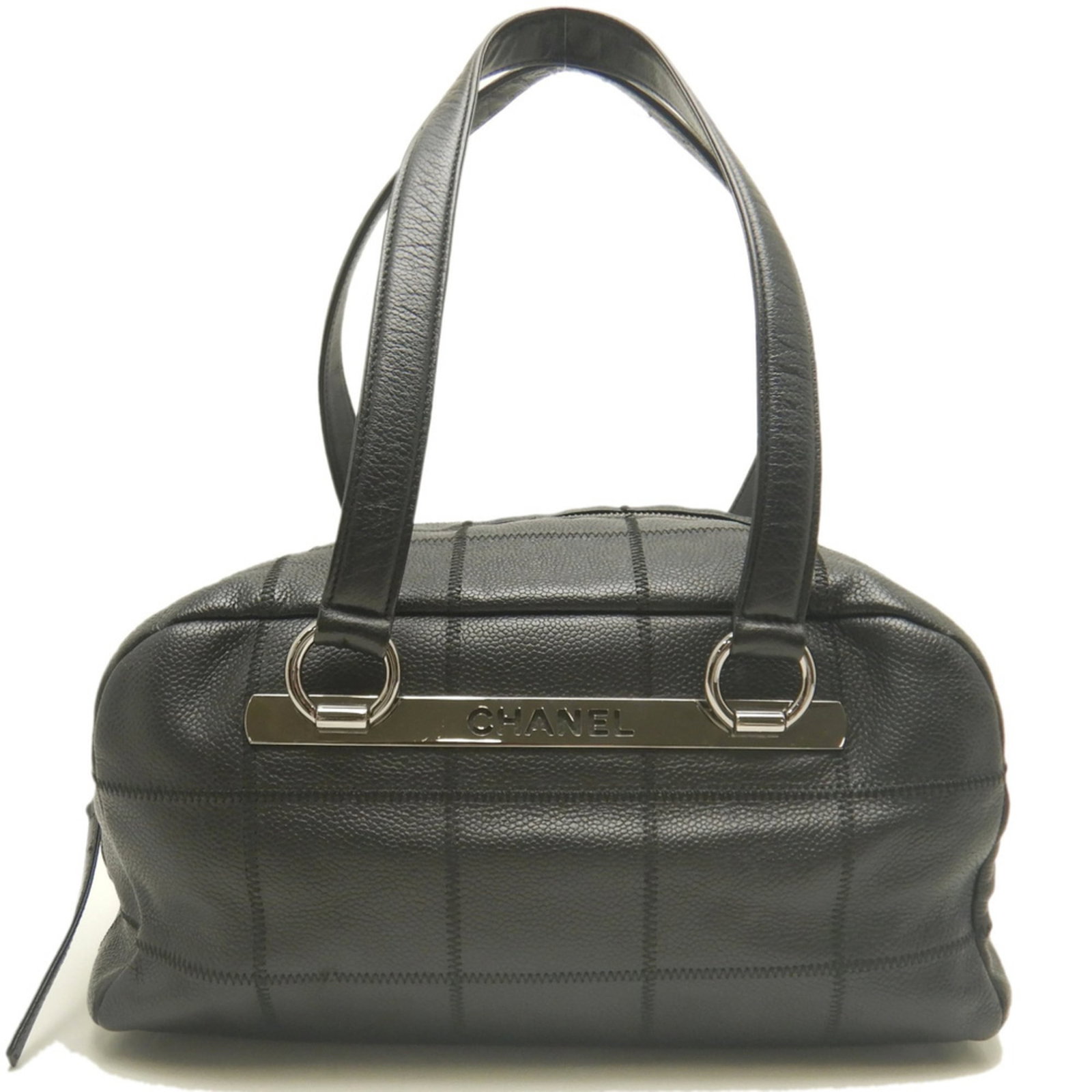 Boston Bag Handbag Grained Calfskin: Boston Bag Handbag Grained Calfskin Boston Bag Handbag Grained Calfskin is a sleek and sophisticated black handbag made from high-quality grained calfskin. Its classic design and silver hardware add