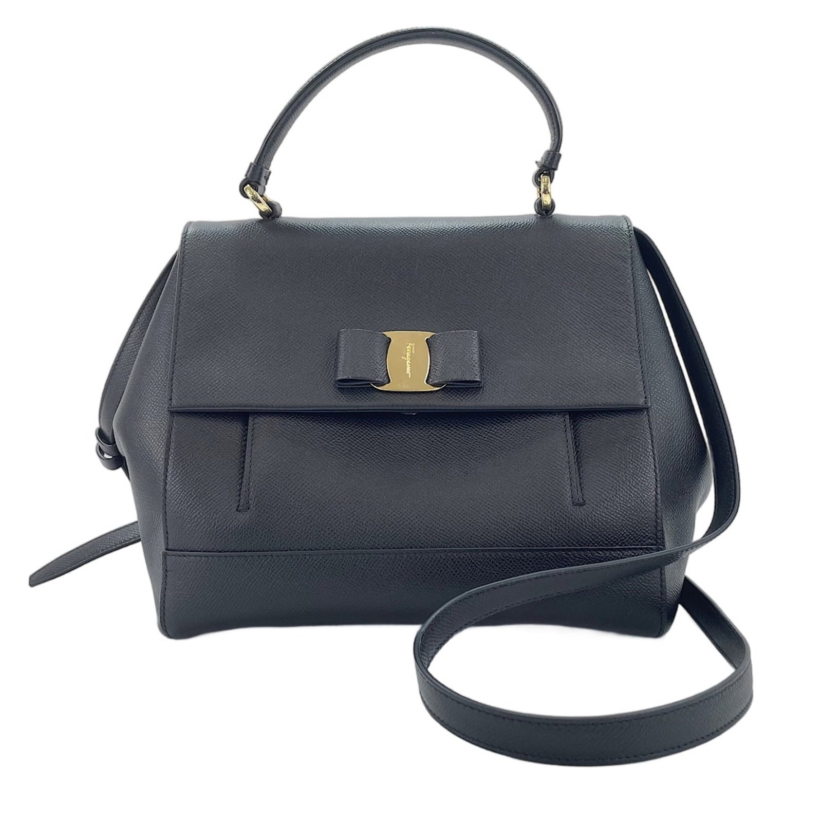 Handbag Ferragamo Salvatore: Handbag Ferragamo Salvatore Black Salvatore Ferragamo handbag with 90cm-126cm adjustable strap and 10cm handle drop. Made from a classic design with a 23cm x 24cm x 15cm size, this stylish bag is perf