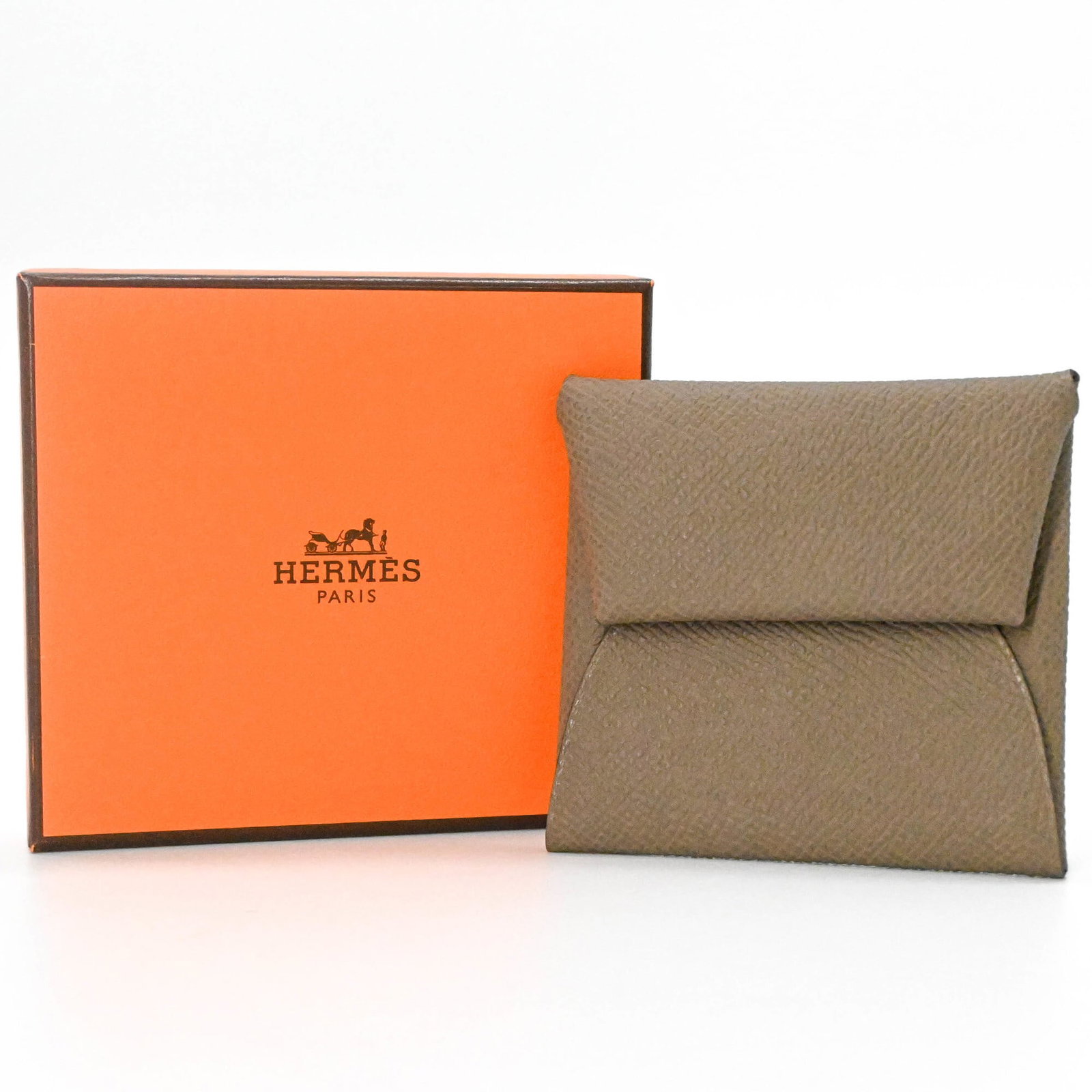 Hermes Coin Purse/ Coin Case Epsom Leather: Hermes Coin Purse/ Coin Case Epsom Leather Epsom leather coin purse/coin case from Hermes, a classic design in beige. This compact, 8cm x 8.3cm x 1cm purse is made from high-quality Epsom leather, a
