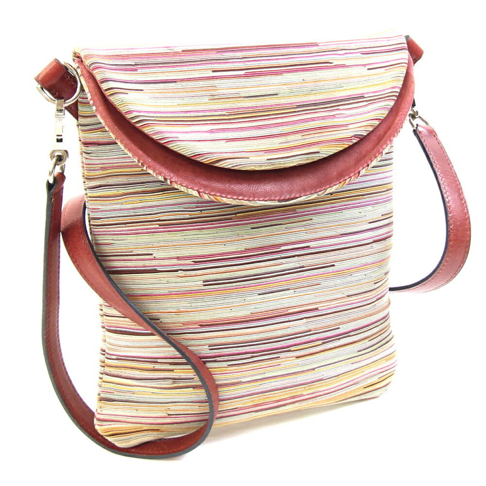 Vibrato Leather Shoulder Bag Pochette Hermes: Vibrato Leather Shoulder Bag Pochette Hermes Vibrato leather adds a touch of sophistication to this elegant Pochette shoulder bag from Hermes. Measuring 30.5cm x 19cm, its compact size is balanced by 