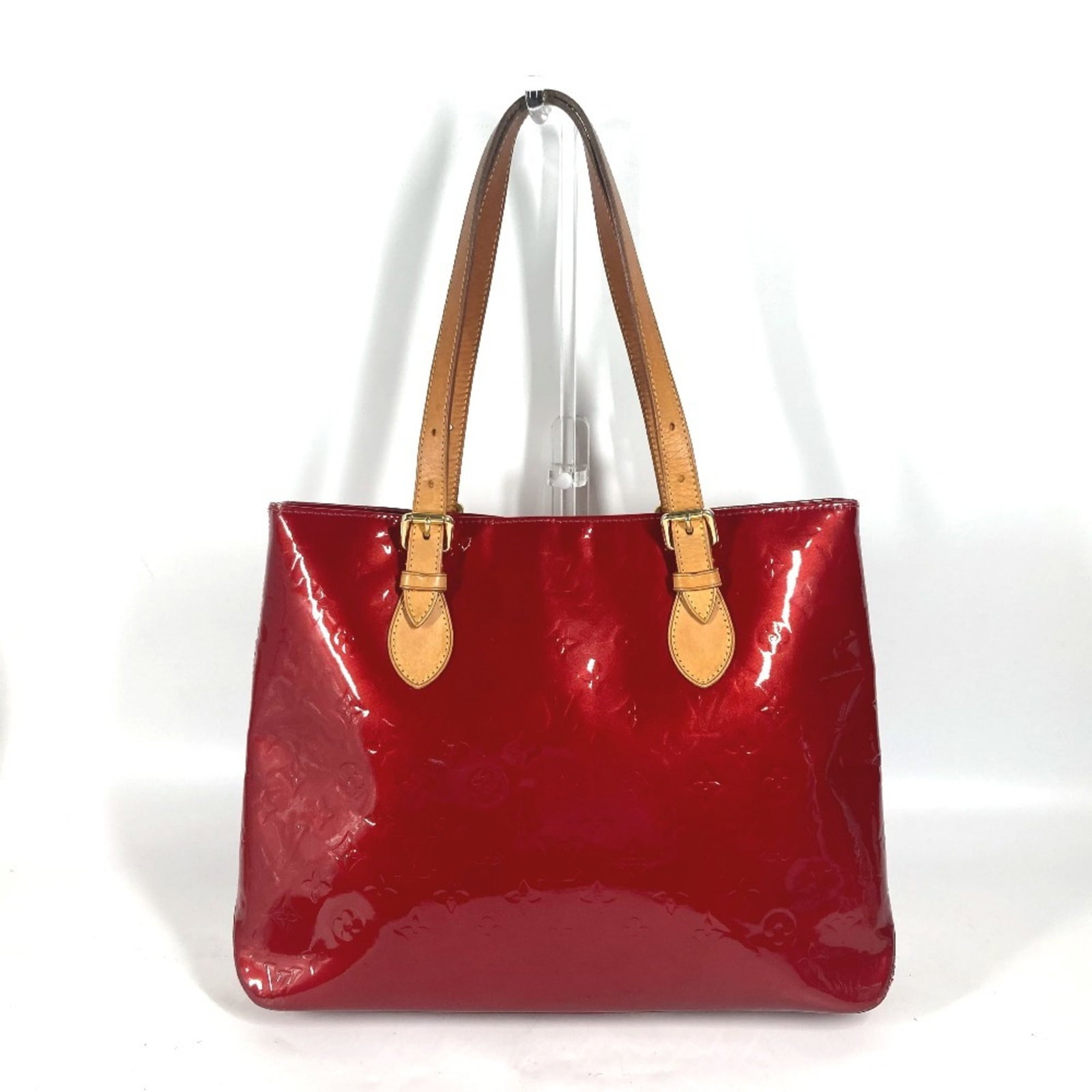 Shoulder Bag Monogram Louis Vuitton Tote Bag Vernis: Shoulder Bag Monogram Louis Vuitton Tote Bag Vernis Monogram Vernis, a signature red color, defines this Louis Vuitton shoulder bag, showcasing the iconic Pomme d'amour design. Measuring 28.5cm x 33.5