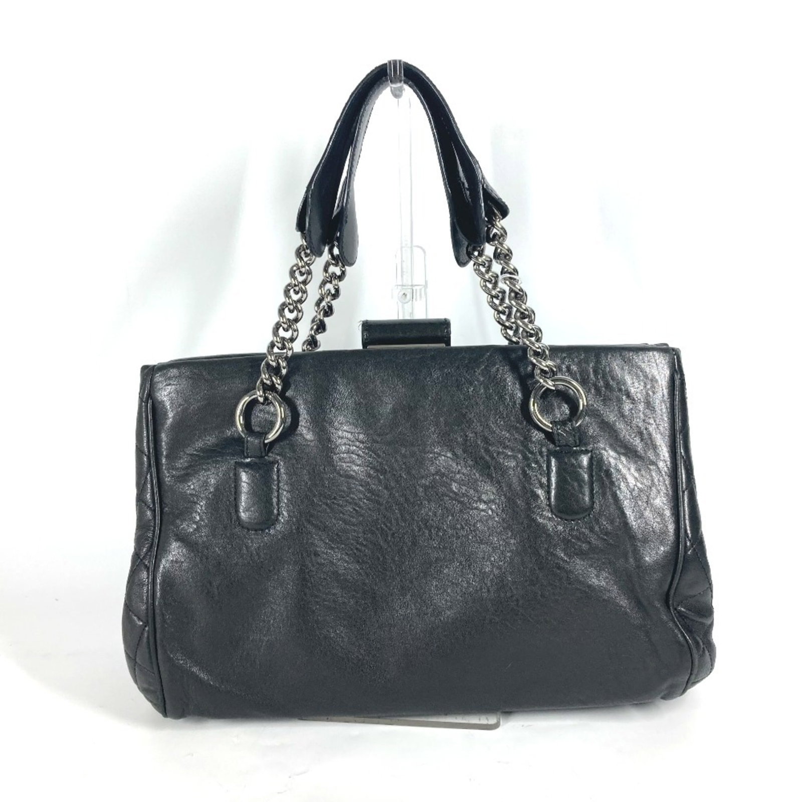 Shoulder Bag Leather Chanel: Shoulder Bag Leather Chanel Black leather shoulder bag from Chanel, measuring 26cm x 36cm x 13cm. This classic design features high-quality leather construction and a timeless silhouette. Item