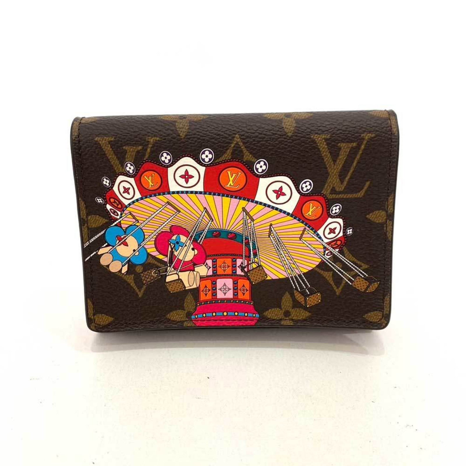 Louis Vuitton Wallet (Tri-Fold) Monogram: Louis Vuitton Wallet (Tri-Fold) Monogram Tri-fold Monogram Wallet from Louis Vuitton, featuring the iconic brown and rose ballerine monogram pattern, is a stylish accessory for everyday use. Made from