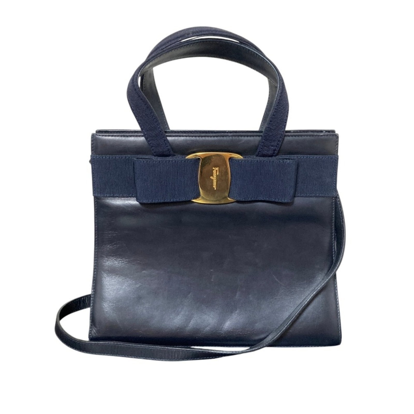 Shoulder Handbag Salvatore Ferragamo: Shoulder Handbag Salvatore Ferragamo Black Salvatore Ferragamo shoulder handbag with 91cm strap length, measuring 21cm x 23cm x 10cm. This sleek and stylish bag features a classic design with clean