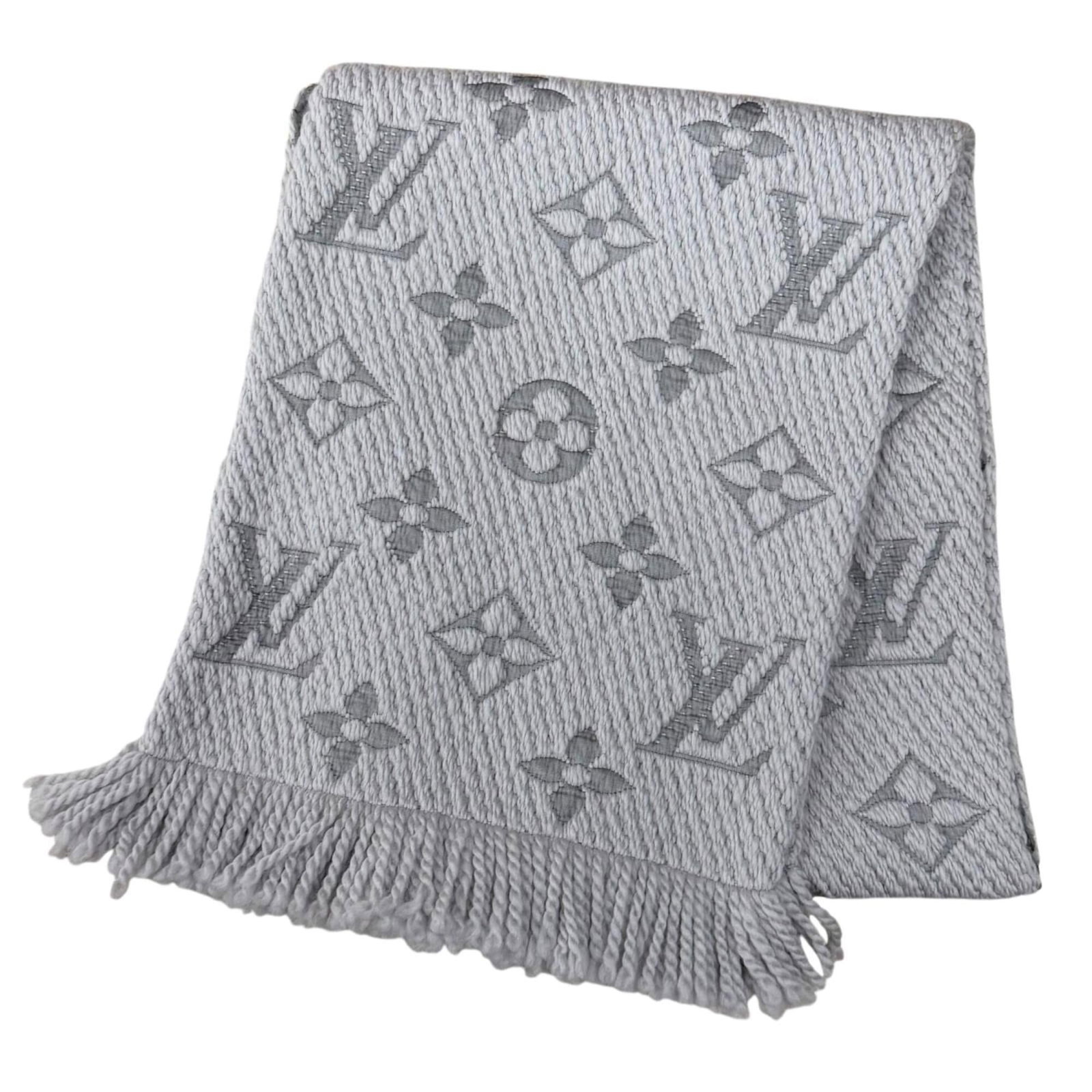 Louis Vuitton Stole Wool 94% Silk 6%: Louis Vuitton Stole Wool 94% Silk 6% Louis Vuitton's iconic Monogram pattern adorns this exquisite stole, crafted from a luxurious blend of 94% wool and 6% silk. Measuring 1.63m x 30.5cm, this