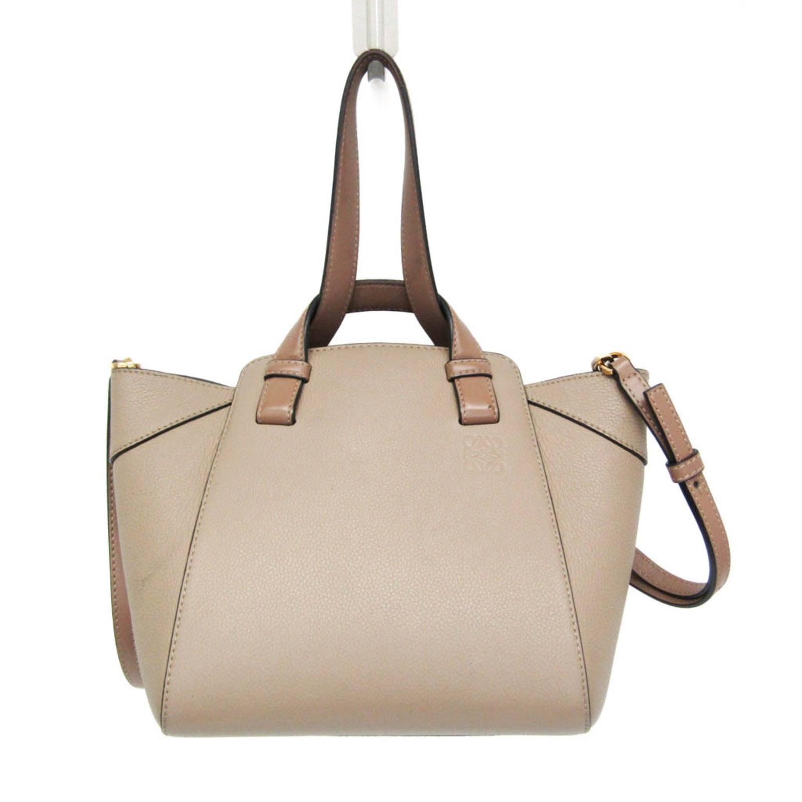 Shoulder Bag Leather Loewe Handbag: Shoulder Bag Leather Loewe Handbag Light beige leather shoulder bag from Loewe, featuring an open pocket and adjustable strap length. The bag measures 19cm x 20cm x 17.5cm and weighs 570g, with a