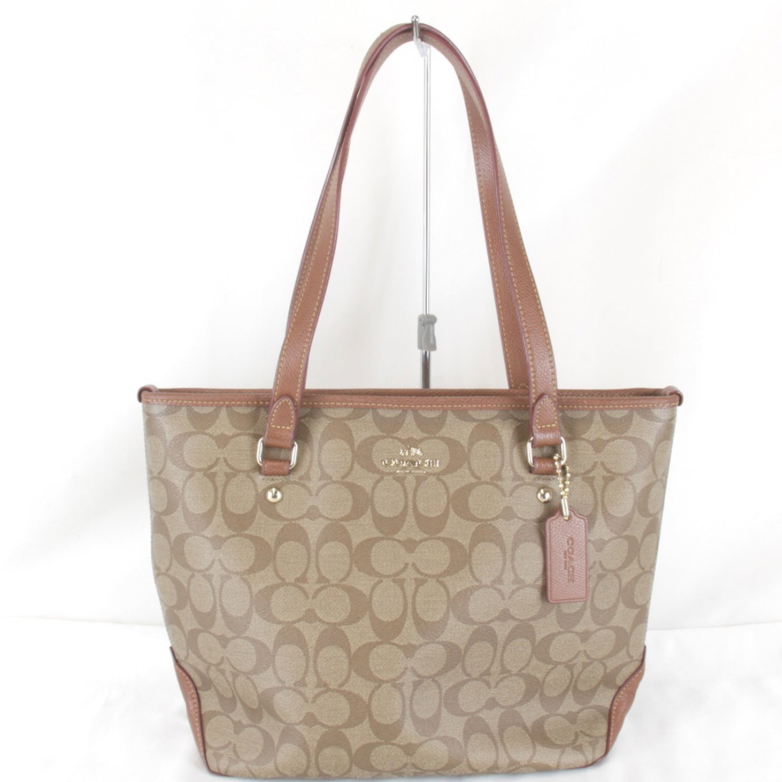 Pvc Leather Coach Tote Bag: Pvc Leather Coach Tote Bag This Coach Country tote bag boasts a unique combination of PVC and leather materials, offering a distinctive look and feel. Measuring 25cm x 34cm x 12cm, it features a styli