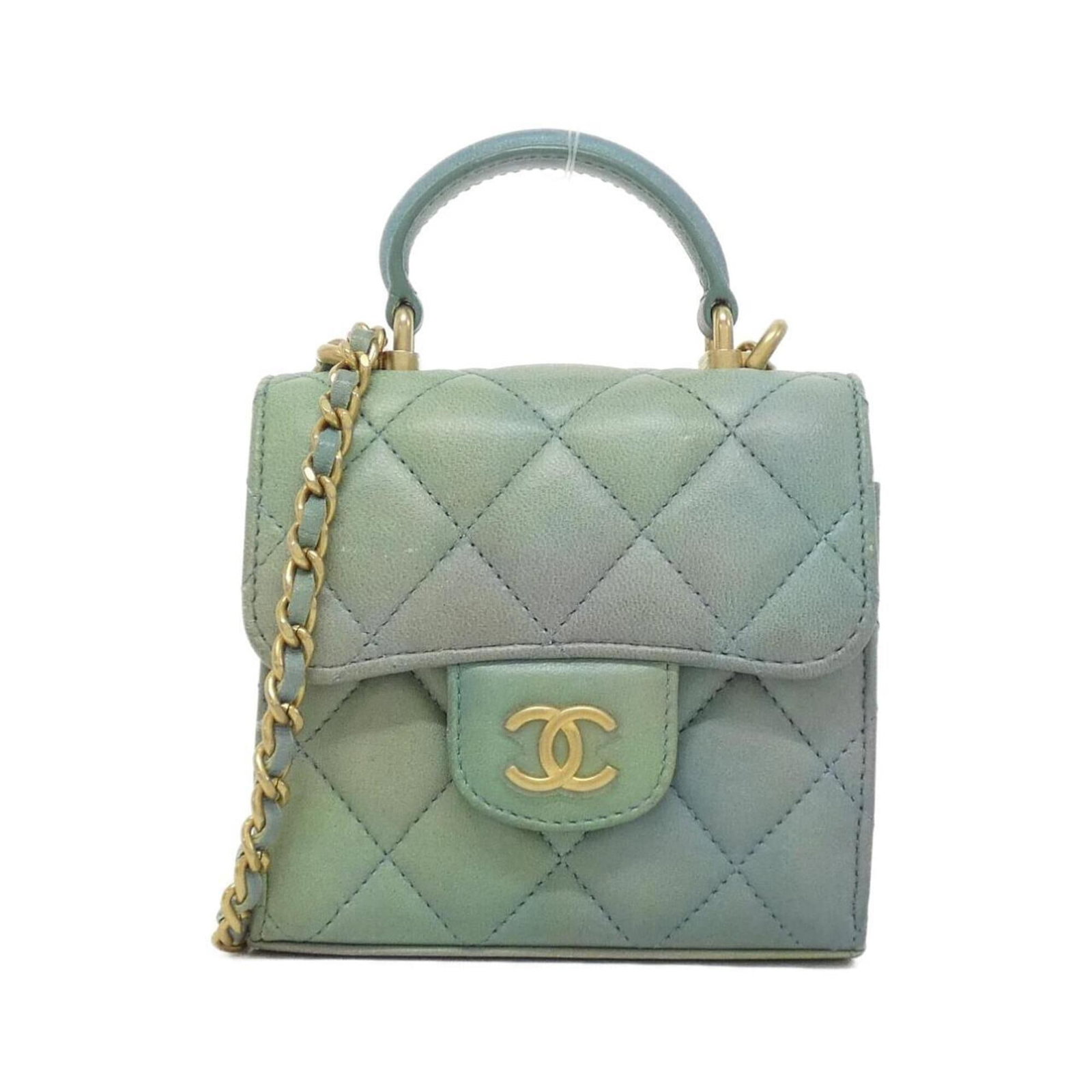 Shoulder Bag Leather Chanel: Shoulder Bag Leather Chanel This luxurious shoulder bag is crafted from high-quality lamb leather, featuring a striking green color and matte gold hardware. Measuring 11cm x 11cm x 5cm, it offers a