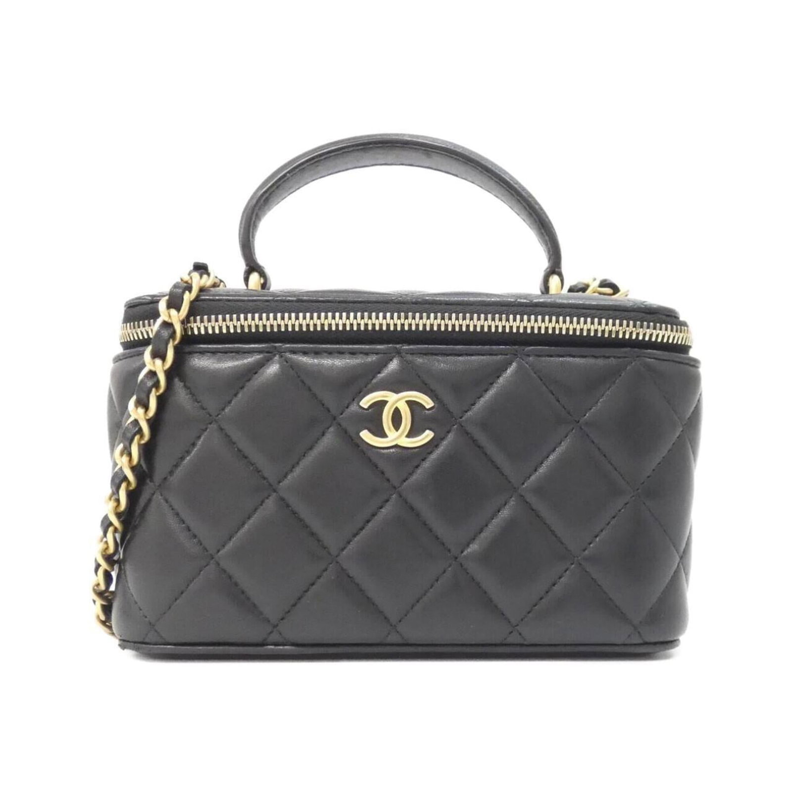 Handbag Leather from Chanel: Handbag Leather from Chanel Black lamb leather handbag from Chanel, featuring matte gold hardware and a sleek design. Made from high-quality lamb leather, this small handbag measures 10cm x 16cm x 8cm