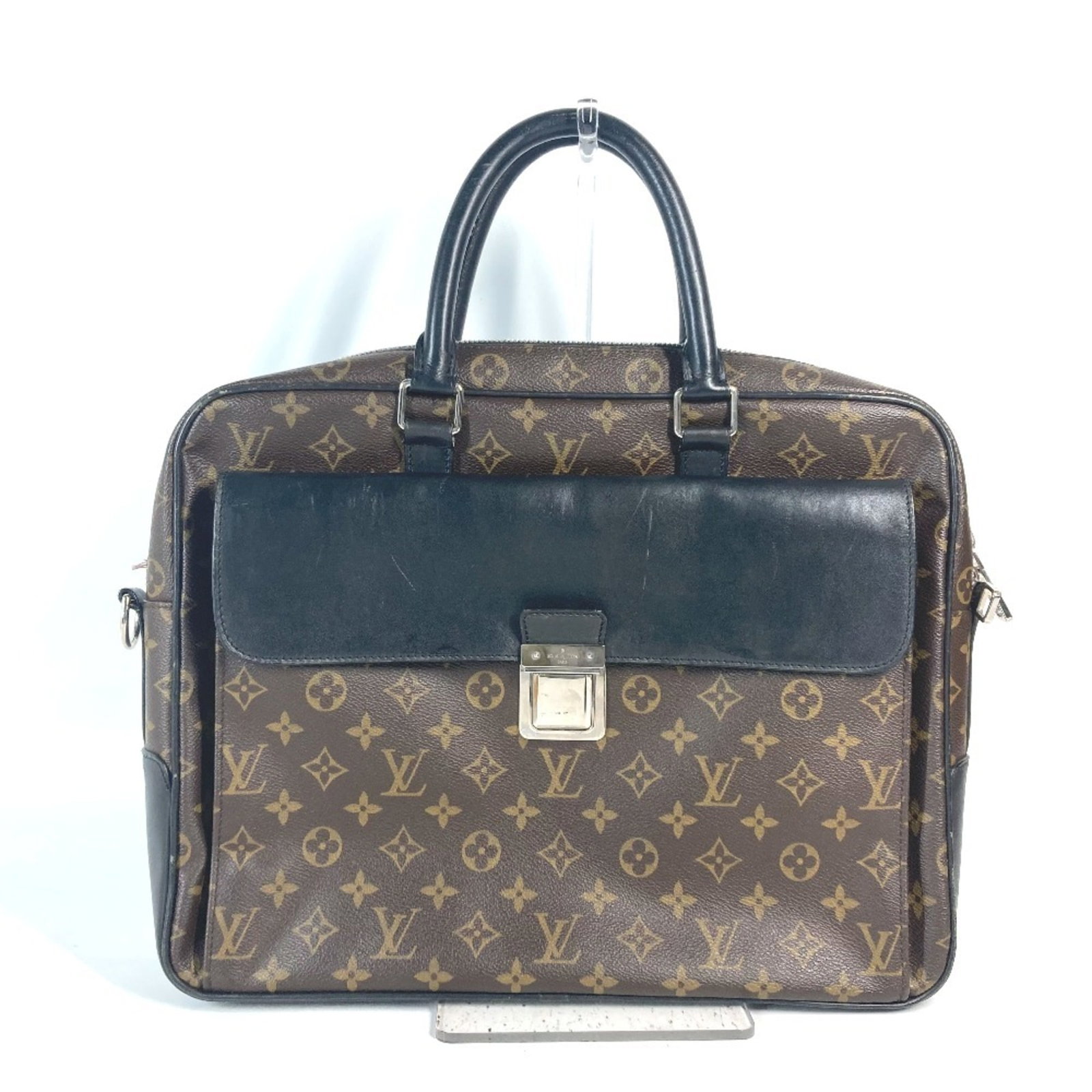 Handbag Leather Louis Vuitton: Handbag Leather Louis Vuitton Black, Brown, Galle, or Monogram leather Louis Vuitton handbag with a push lock outer pocket, measuring 30cm x 38cm x 7.5cm. Made from high-quality leather, this classic