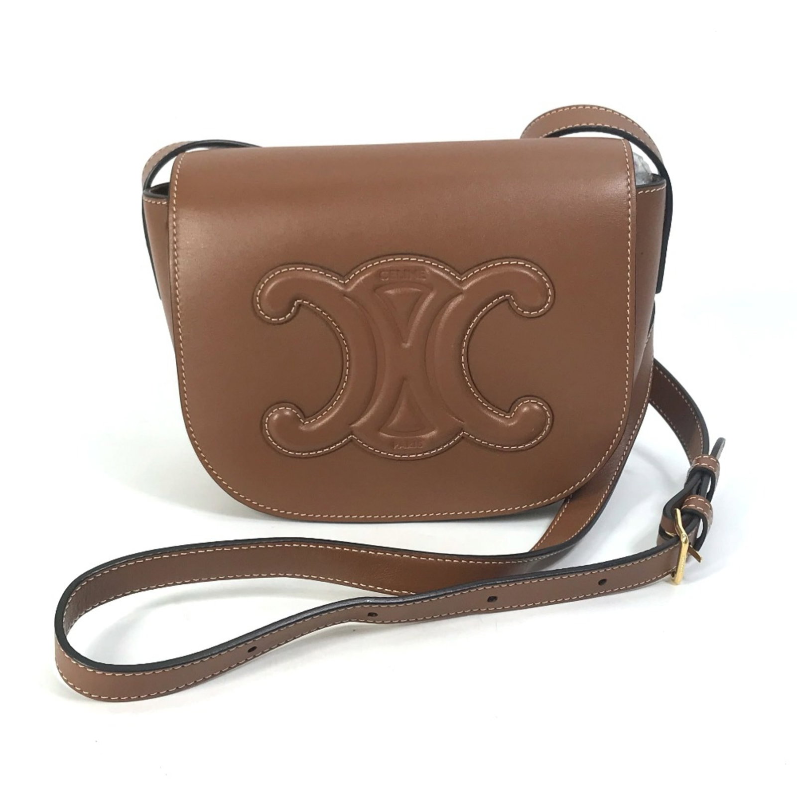 Shoulder Bag Leather Celine: Shoulder Bag Leather Celine Brown leather shoulder bag from Celine, featuring a classic design with clean lines and a timeless silhouette. Measuring 17.5cm x 15cm x 6.5cm, it has a long shoulder