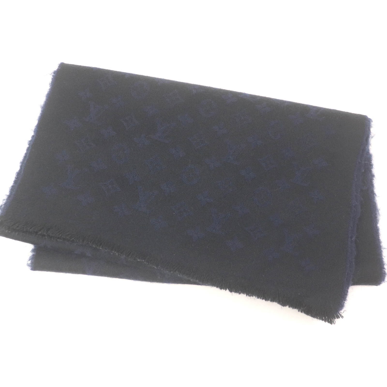 Cashmere Stole Vuitton Louis: Cashmere Stole Vuitton Louis Cashmere Stole Vuitton Louis is made from high-quality cashmere, a luxurious and soft material. The stole features a classic design with a signature from the artist,