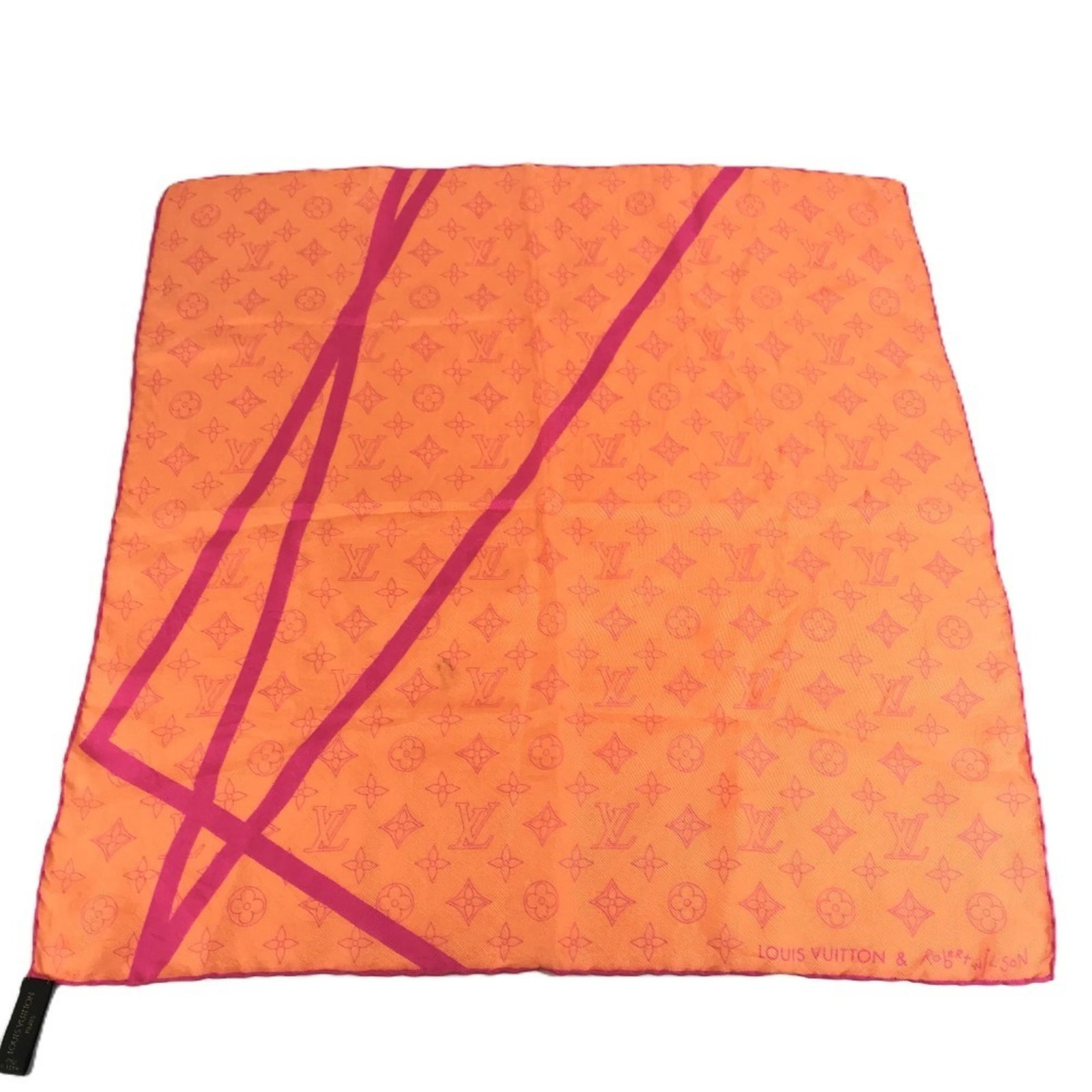 Silk Scarf Louis Vuitton: Silk Scarf Louis Vuitton Silk Scarf from Louis Vuitton, crafted from high-quality silk with a vibrant orange and pink hue, measuring 53cm x 53cm. This luxurious scarf features the iconic Louis Vuitton