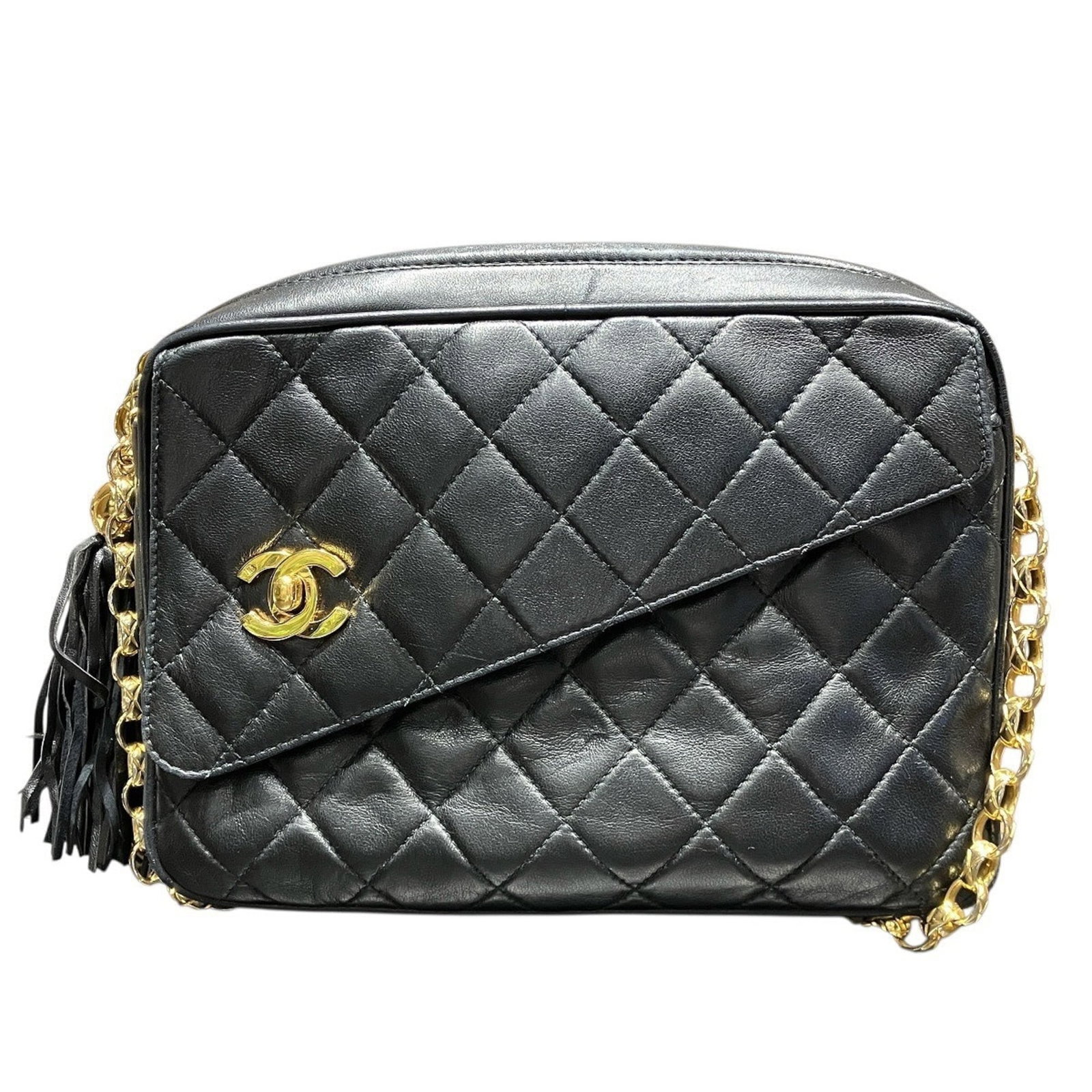Shoulder Bag Leather Chanel: Shoulder Bag Leather Chanel Black lambskin leather shoulder bag from Chanel, measuring 16cm x 22cm x 6cm. This classic design showcases the timeless elegance of Chanel's signature style. With its