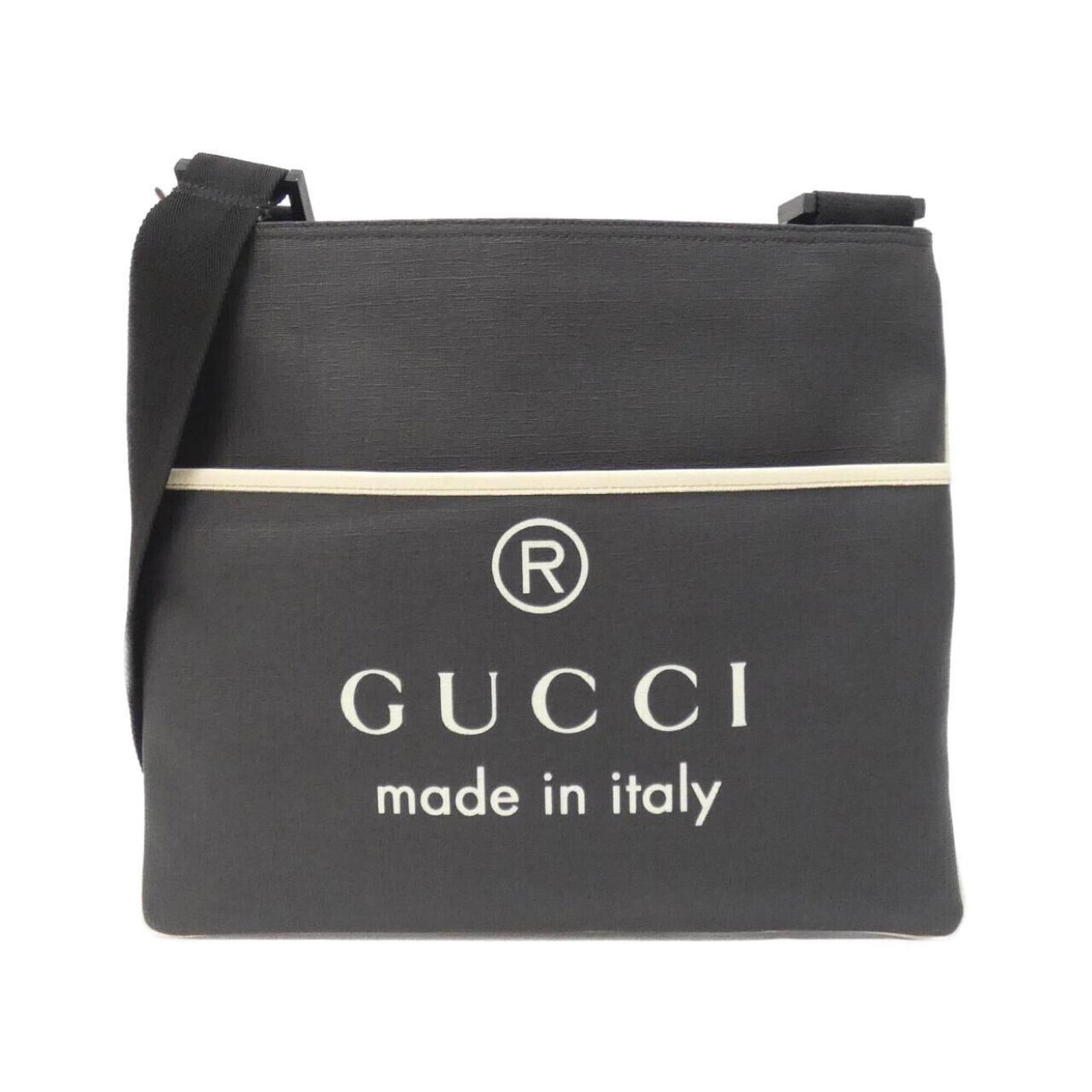 Shoulder Bag Pvc Gucci: Shoulder Bag Pvc Gucci Black and White PVC Gucci Shoulder Bag. This 29cm shoulder bag features a striking black and white PVC design, measuring 11.41'' x 13.77'' x 0.78'' and weighing 1.12lb. The