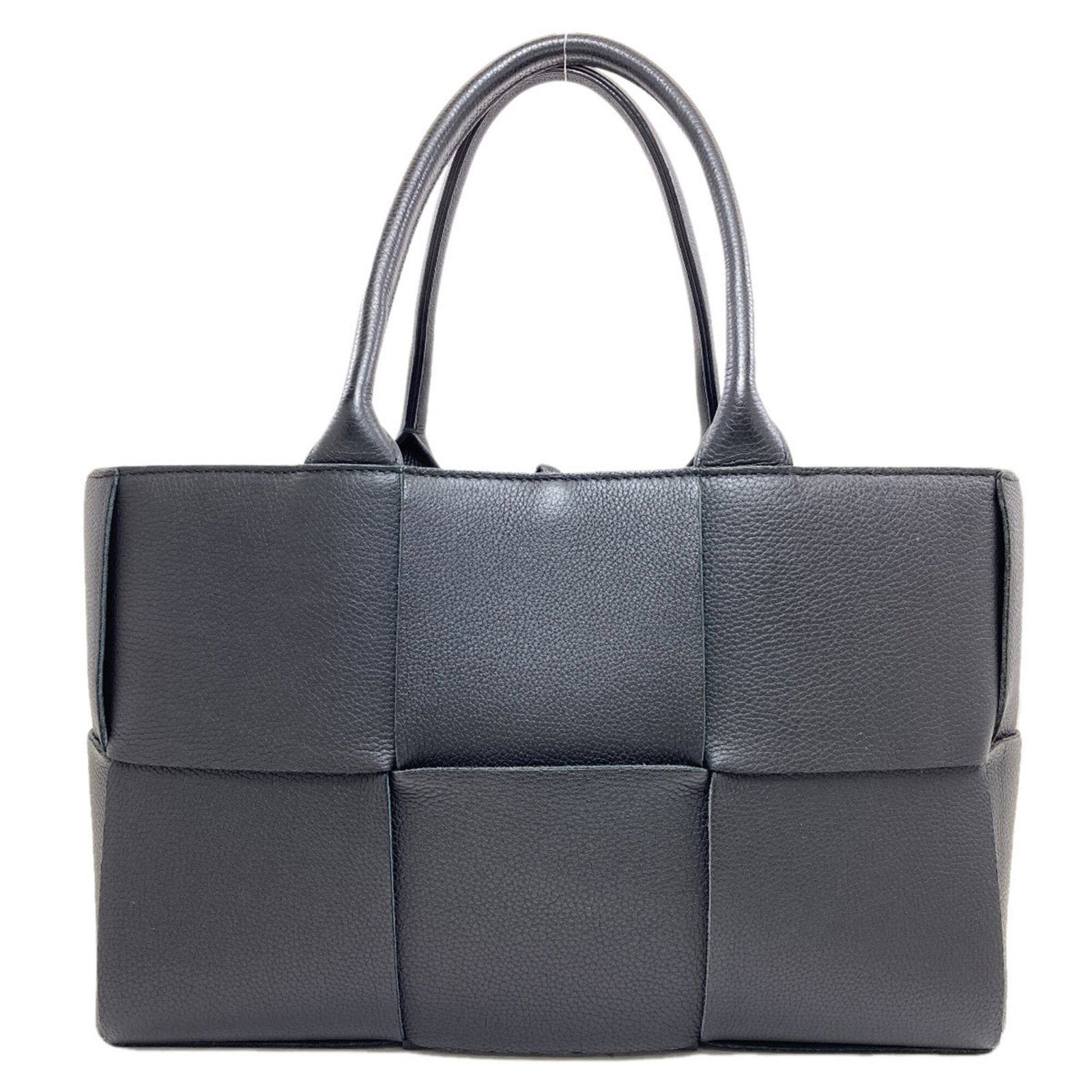 Veneta Bottega Leather Tote Bag: Veneta Bottega Leather Tote Bag Bottega Veneta's iconic leather tote bag features sleek black leather with a timeless design. Made from high-quality leather, this bag measures 20cm x 32cm x 13cm,