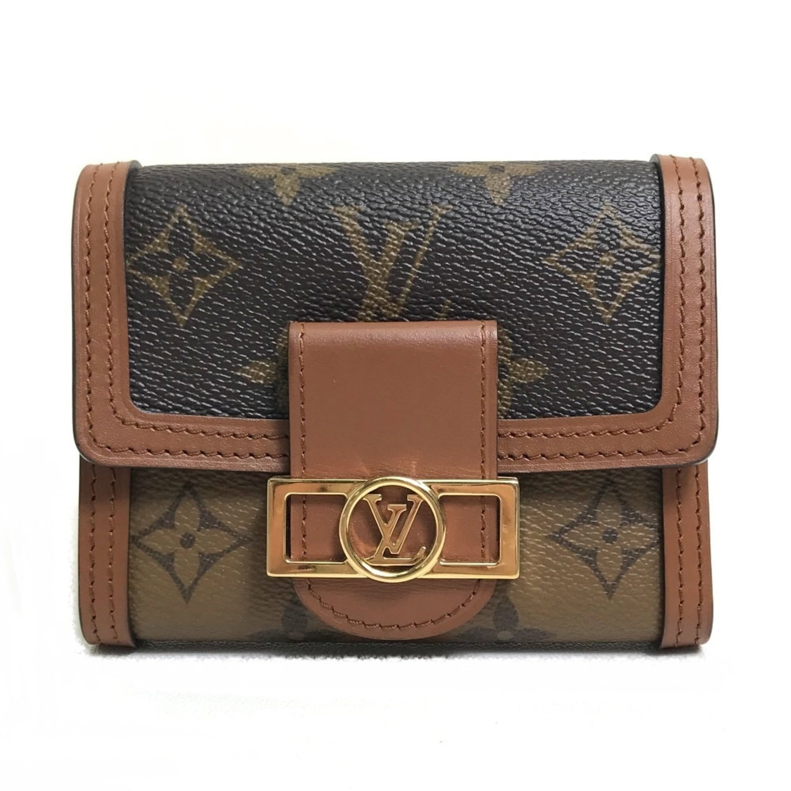 Monogram Reverse Wallet Louis Vuitton (Tri-Fold): Monogram Reverse Wallet Louis Vuitton (Tri-Fold) Monogram Reverse Wallet Louis Vuitton (Tri-Fold) features a unique design with the iconic Monogram Reverse pattern in brown, offering a stylish and