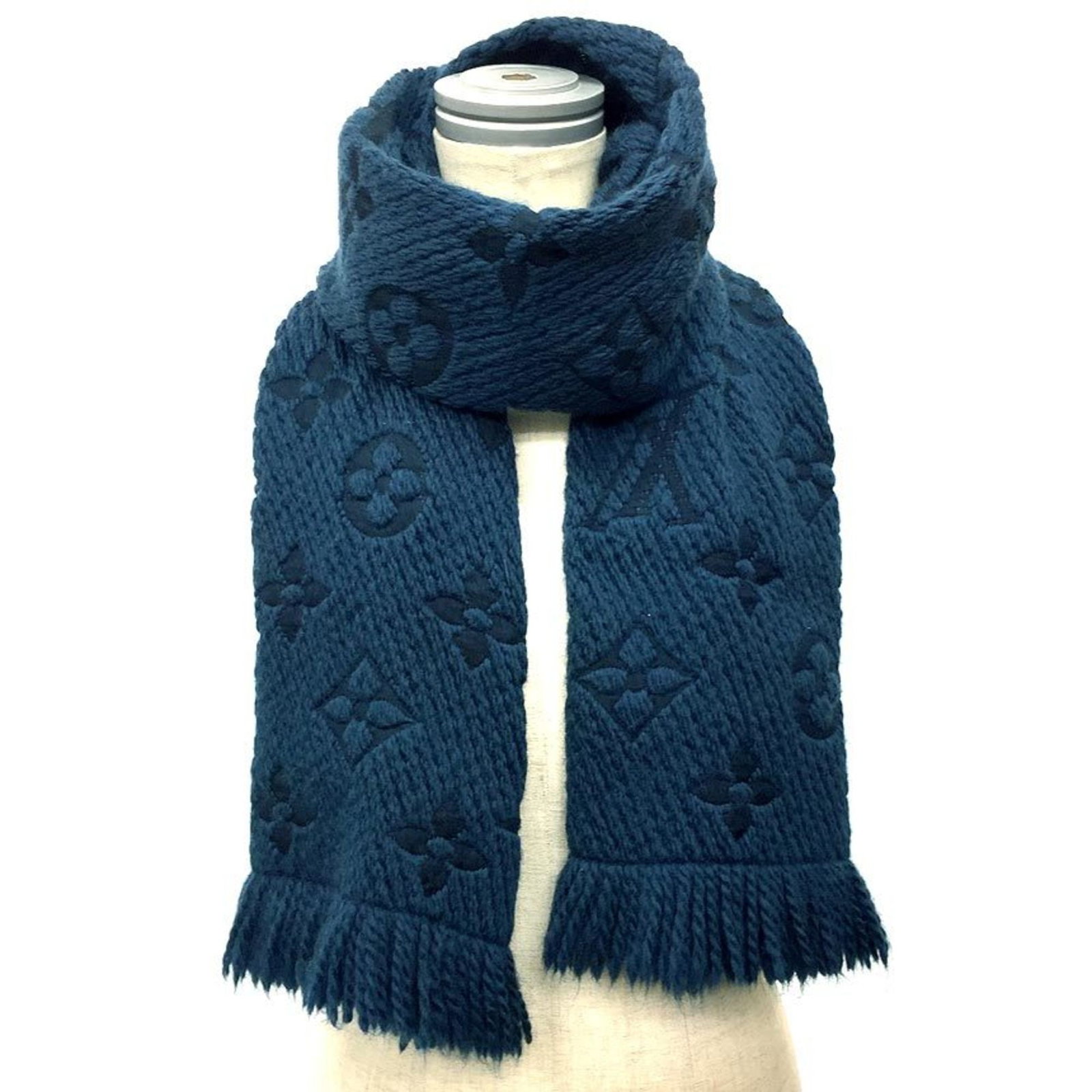 Silk Wool Stole Louis Vuitton: Silk Wool Stole Louis Vuitton Silk and wool blend creates a luxurious feel in this navy Louis Vuitton stole, featuring a classic design that exudes timeless elegance. The stole's simple yet