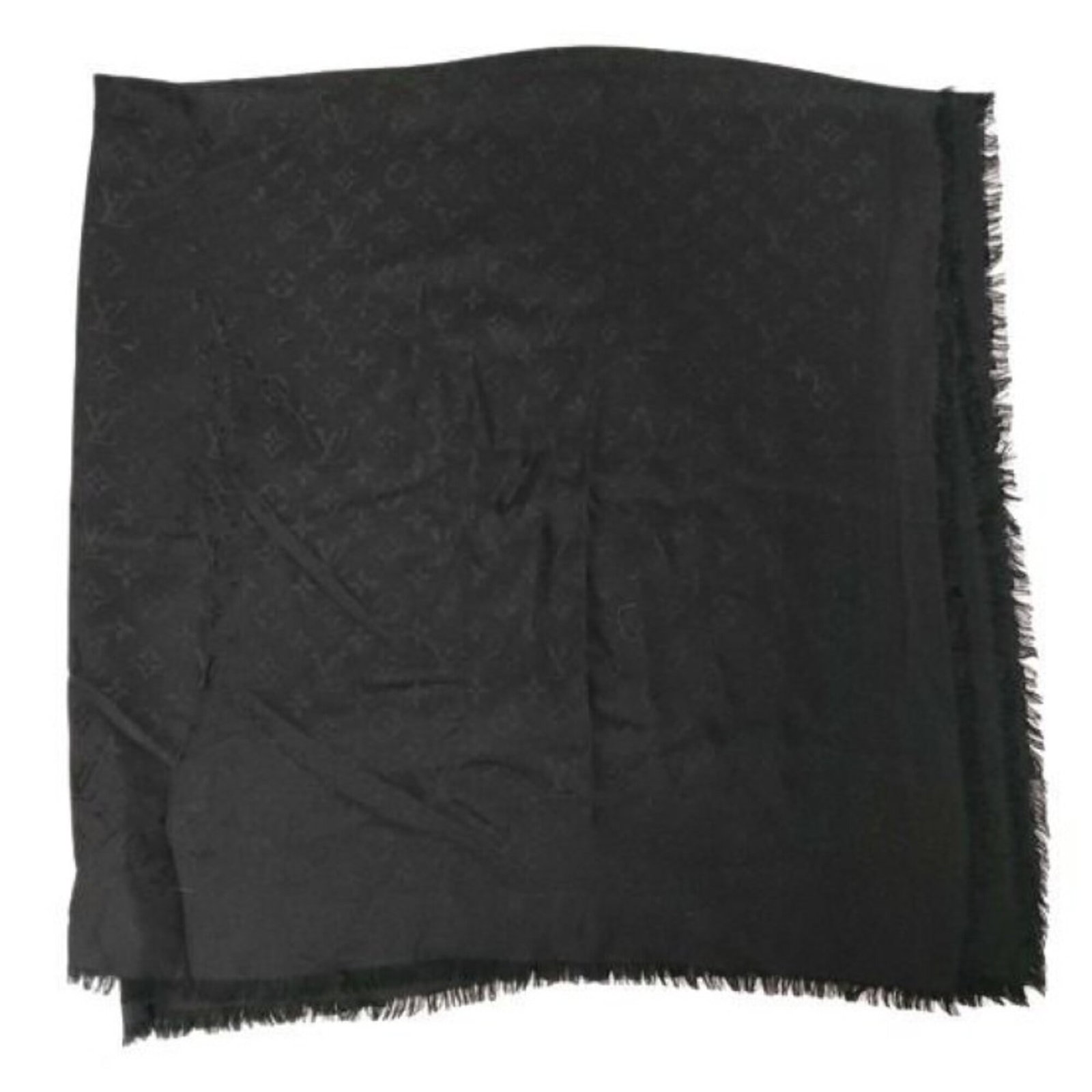 Louis Vuitton Silk 60% Wool Stole: Louis Vuitton Silk 60% Wool Stole Silk and wool blend in this luxurious Louis Vuitton stole, crafted with a 60% silk and 40% wool material. Measuring 1.38m x 1.4m, it boasts a sleek black color and a