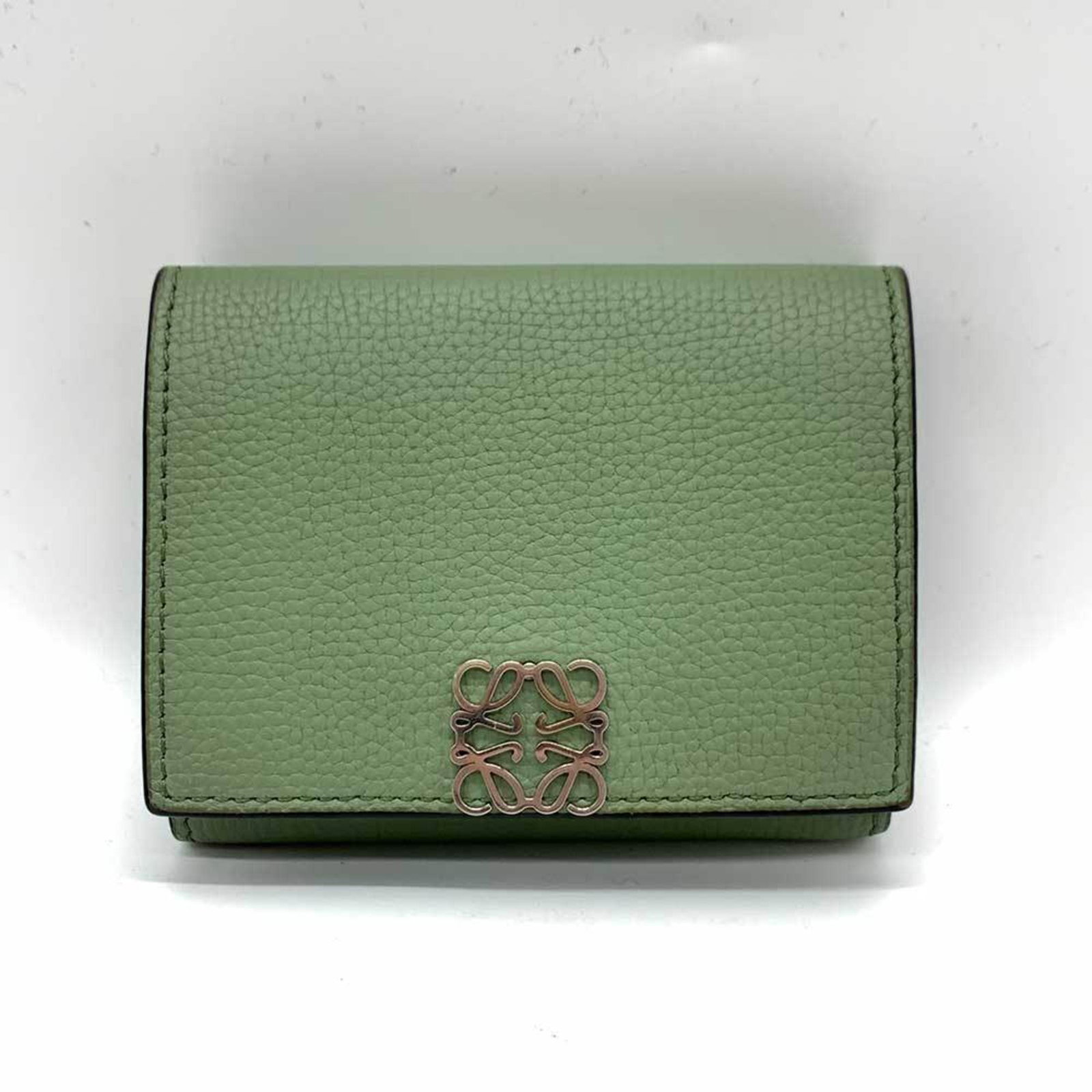 Loewe Wallet (Bi-Fold) Leather: Loewe Wallet (Bi-Fold) Leather This bi-fold leather wallet from Loewe features a vibrant green color and a compact size, measuring 8cm x 10cm x 2.5cm. Made from high-quality leather, it is a stylish a