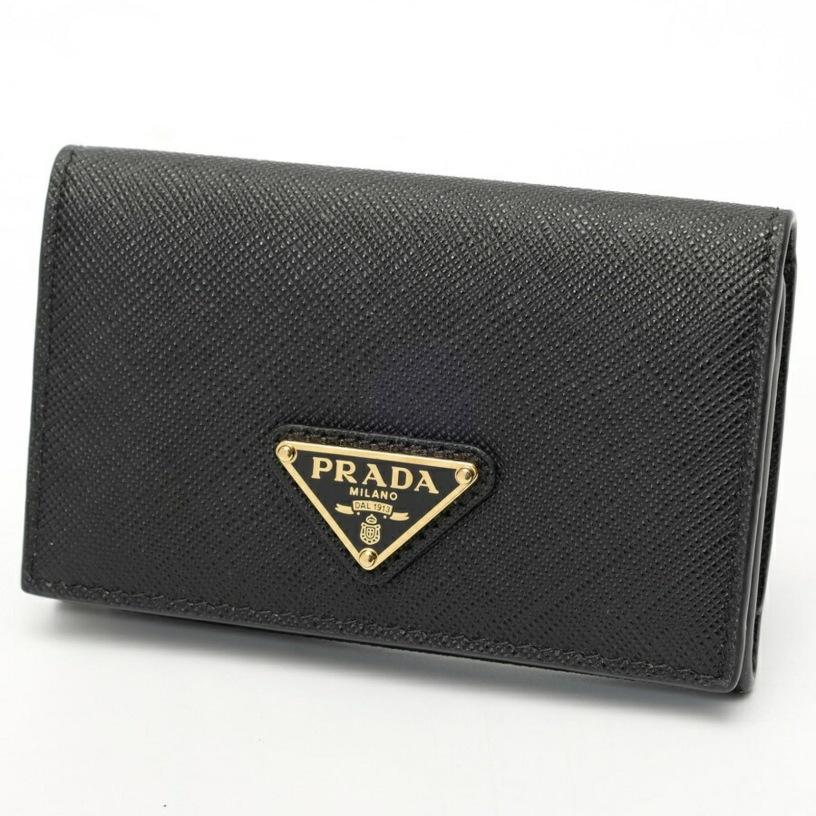 Case card Prada Leather: Case card Prada Leather This Prada Country card case is crafted from high-quality black leather, measuring 7.5cm x 11cm. The sleek design and classic style make it a timeless accessory for everyday us
