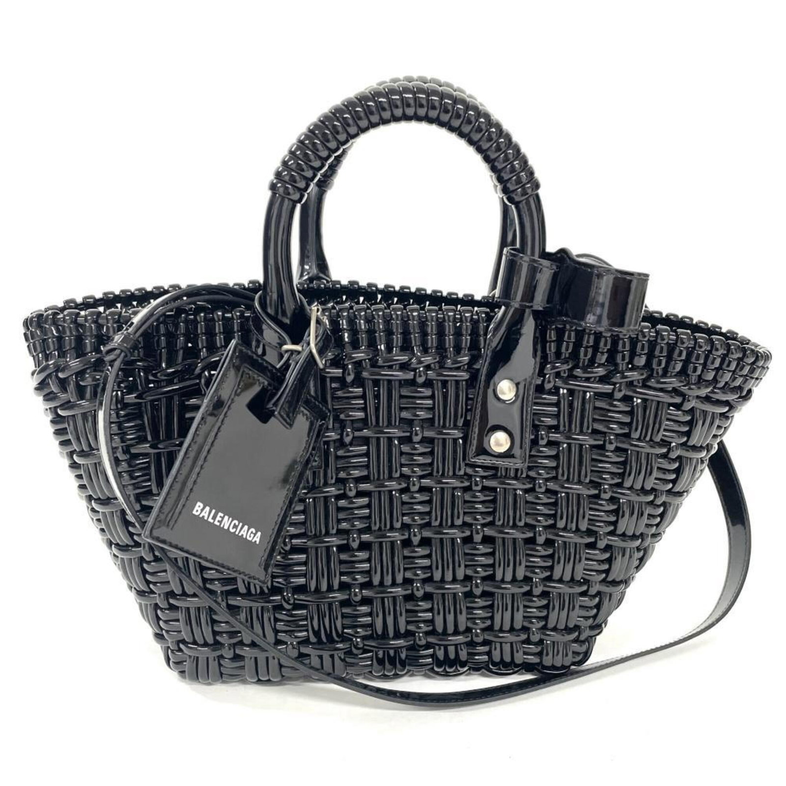 Balenciaga Basket Handbag Leather: Balenciaga Basket Handbag Leather Black leather basket handbag from Balenciaga, measuring 21cm x 19cm x 10cm. This sleek and modern design showcases a distinctive enamel leather finish, adding a