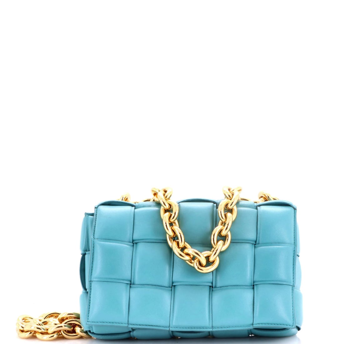 Maxi Intrecciato Leather Crossbody Bag Cassette Chain Bottega Veneta: Maxi Intrecciato Leather Crossbody Bag Cassette Chain Bottega Veneta Bottega Veneta's Cassette Chain Crossbody Bag boasts a striking blue maxi intrecciato leather exterior, with a gold hardware